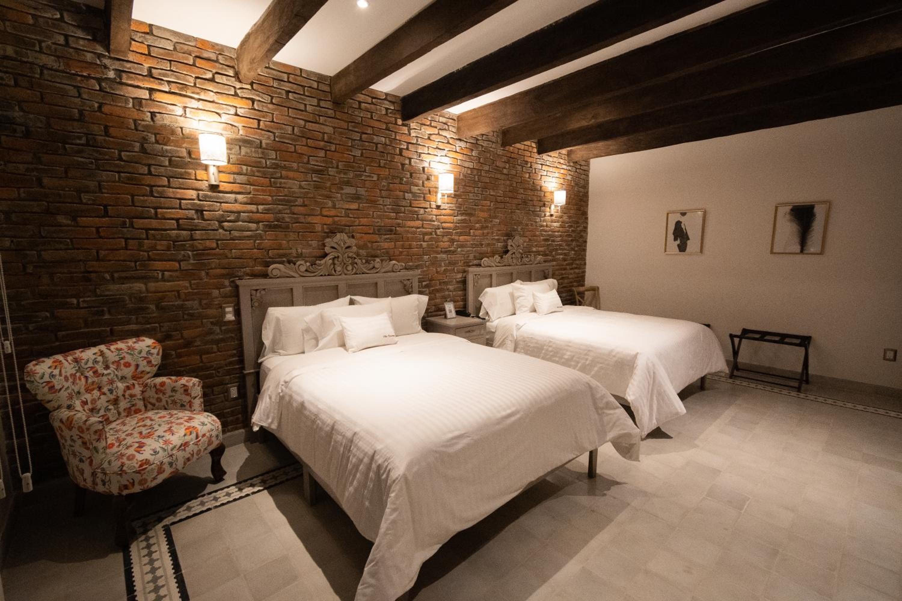 Deluxe Queen Suite
