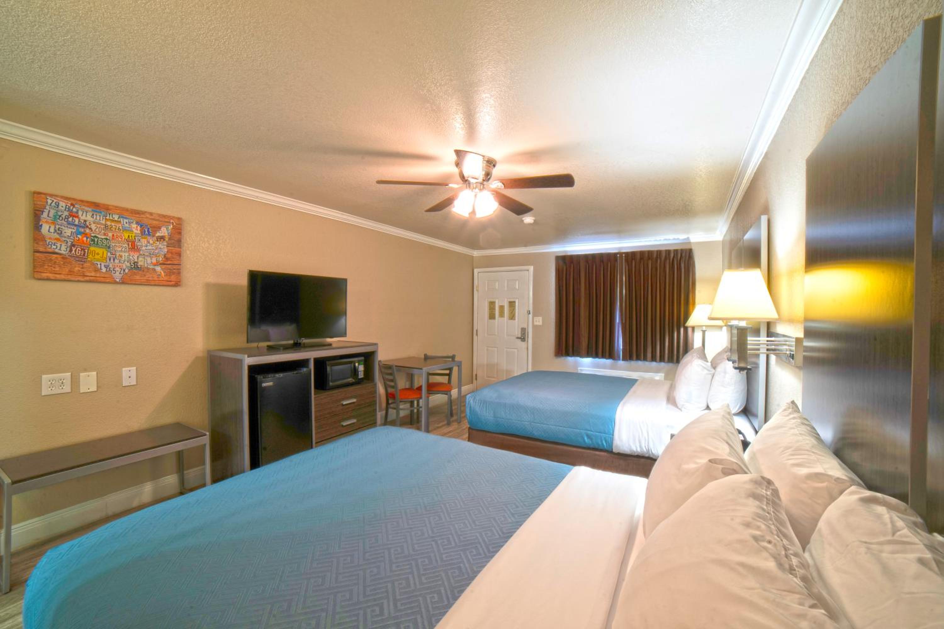 Queen Room with Two Queen Beds - Non-Smoking - Photo 3