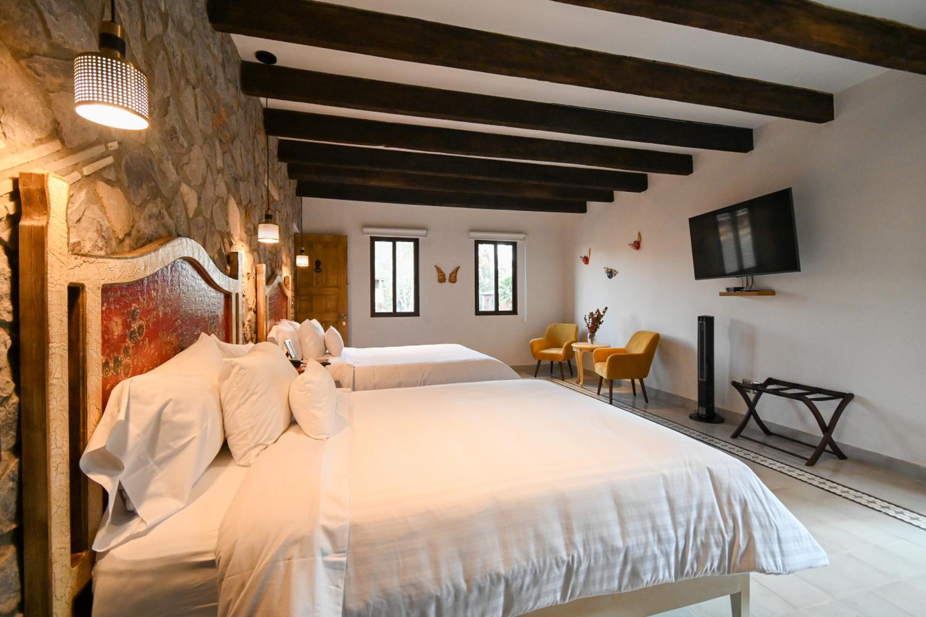 Deluxe Queen Suite