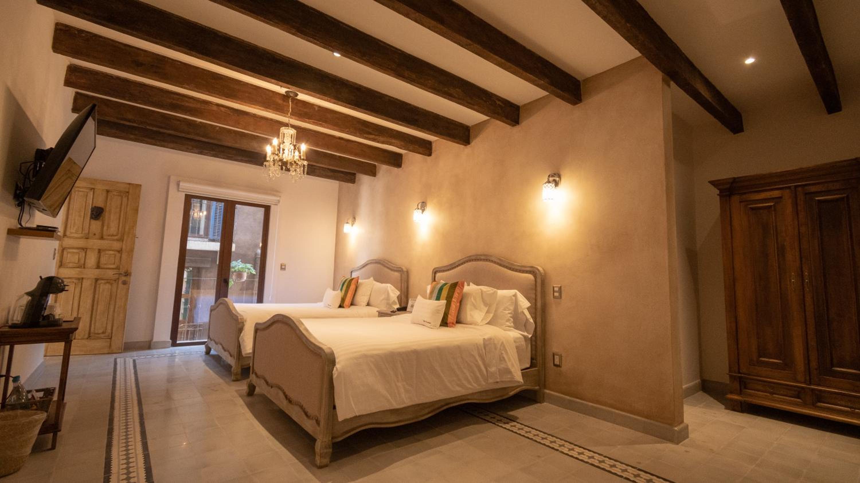 Deluxe Queen Suite