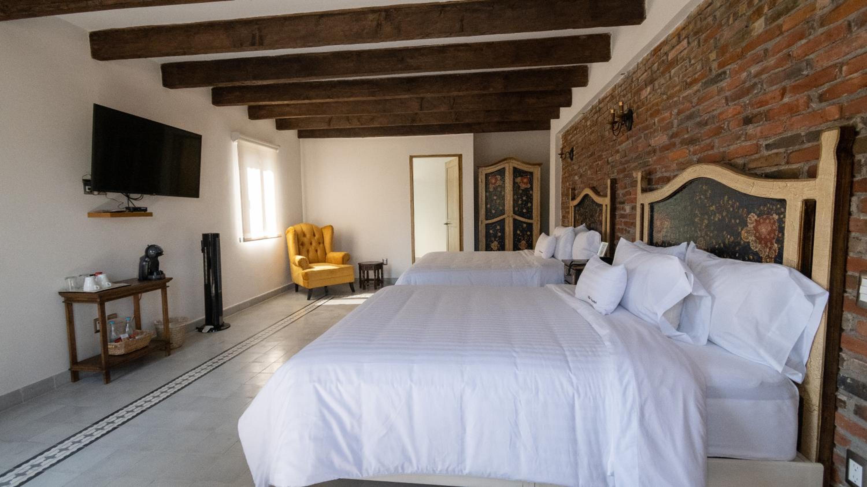 Deluxe Queen Suite