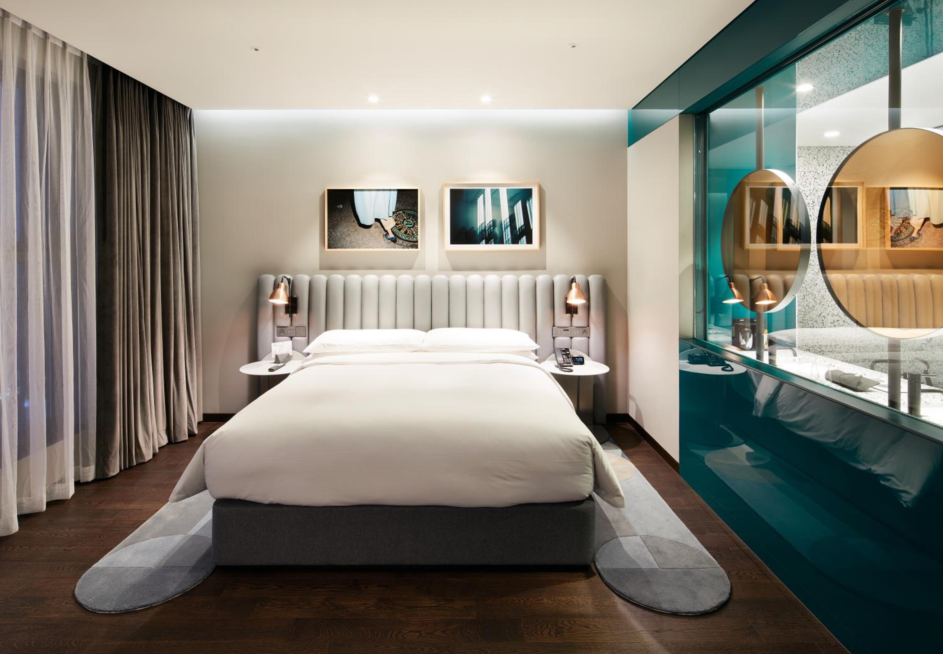 Director Suite, 1 Bedroom Suite, 1 King, City view - Photo 1