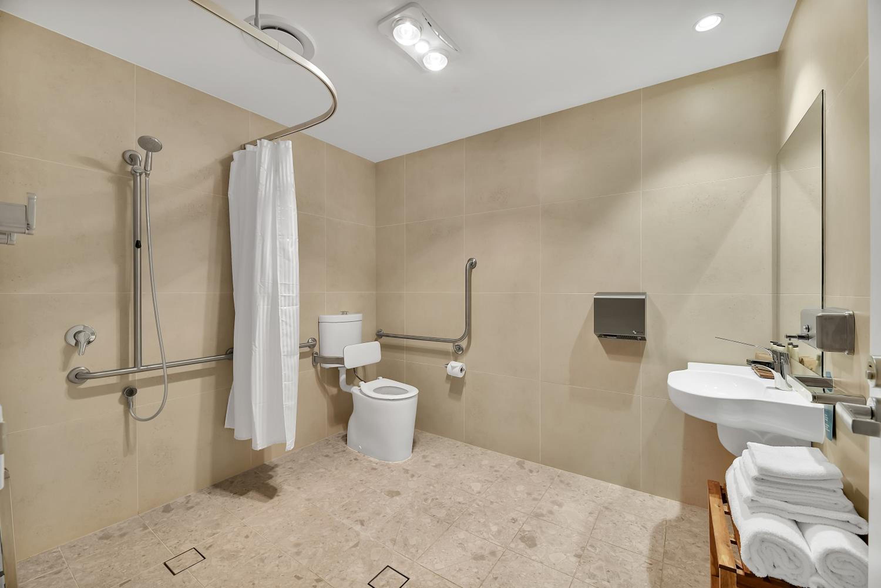 Easy Access King Suite - Disability Room - Photo 5