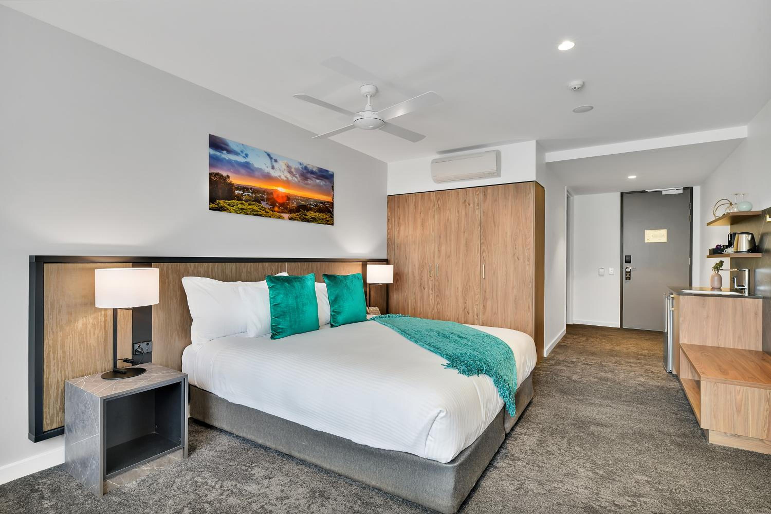 Easy Access King Suite - Disability Room - Photo 1