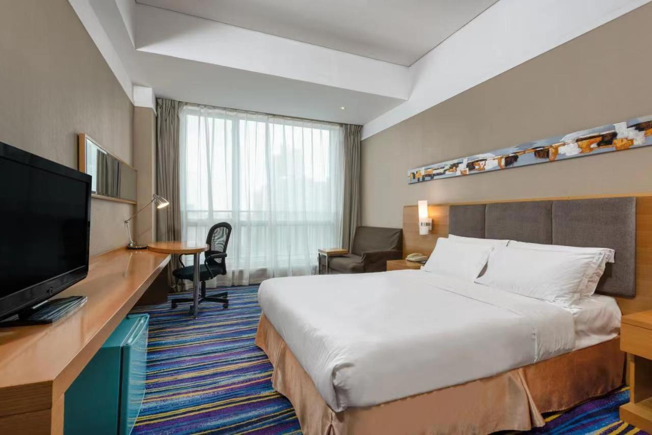 Standard King Room with City View - Photo 1