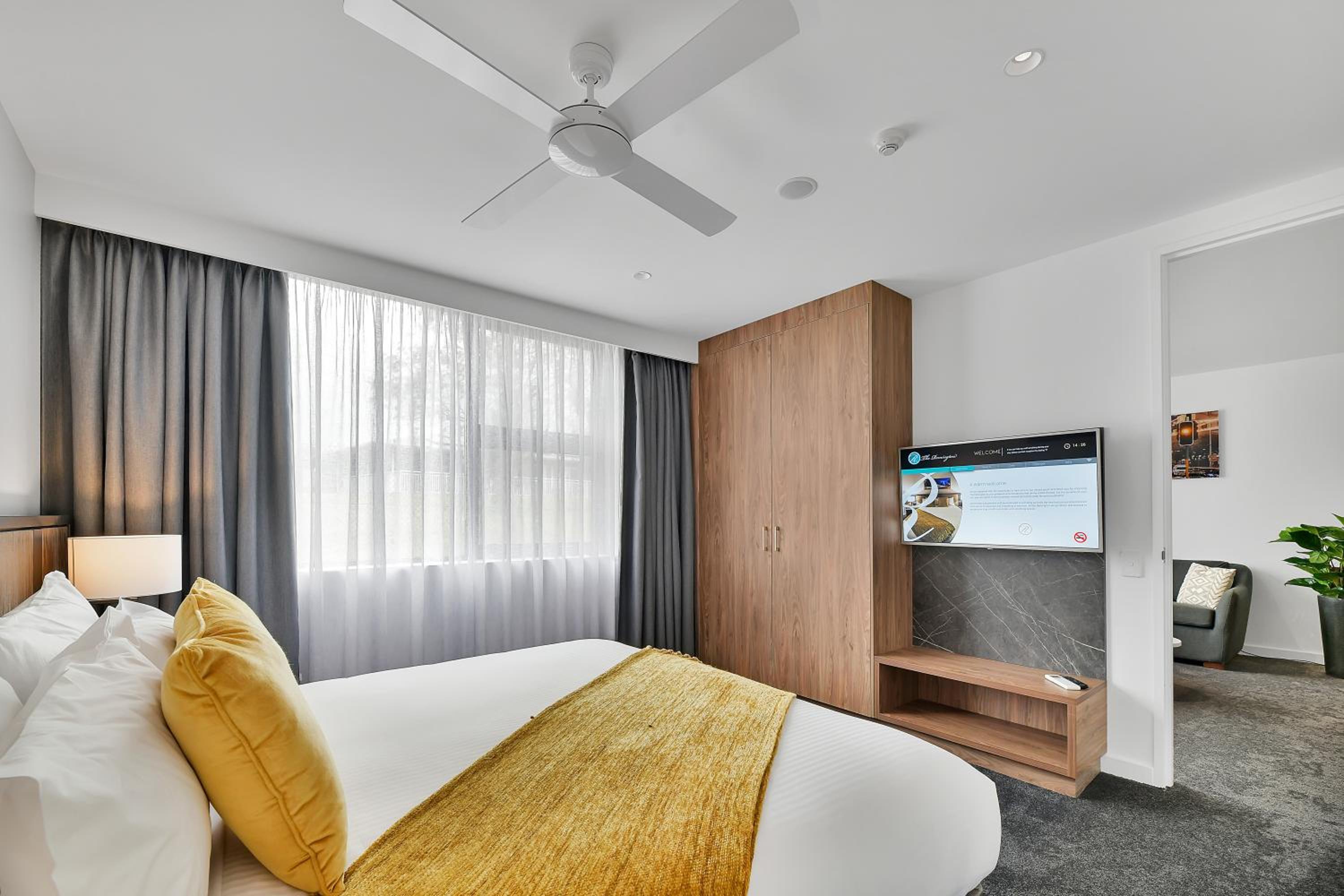 Premier King Suite - Photo 7
