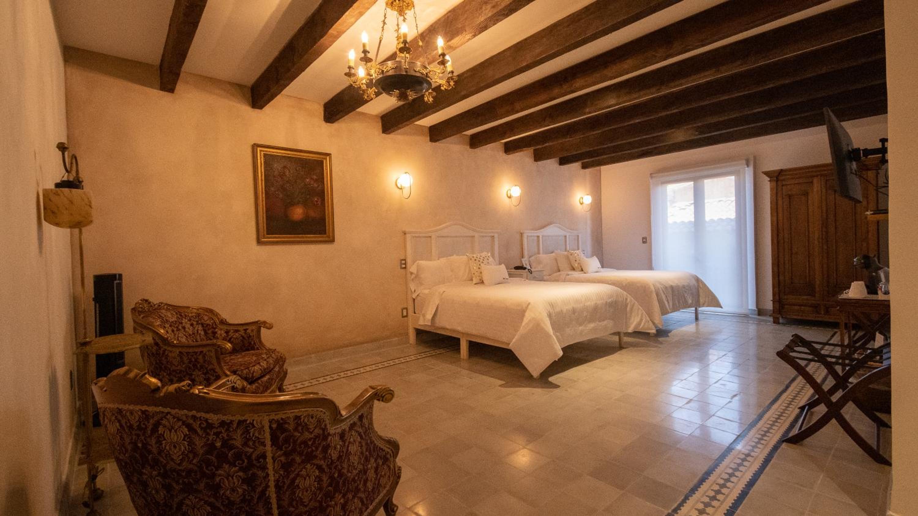 Deluxe Queen Suite