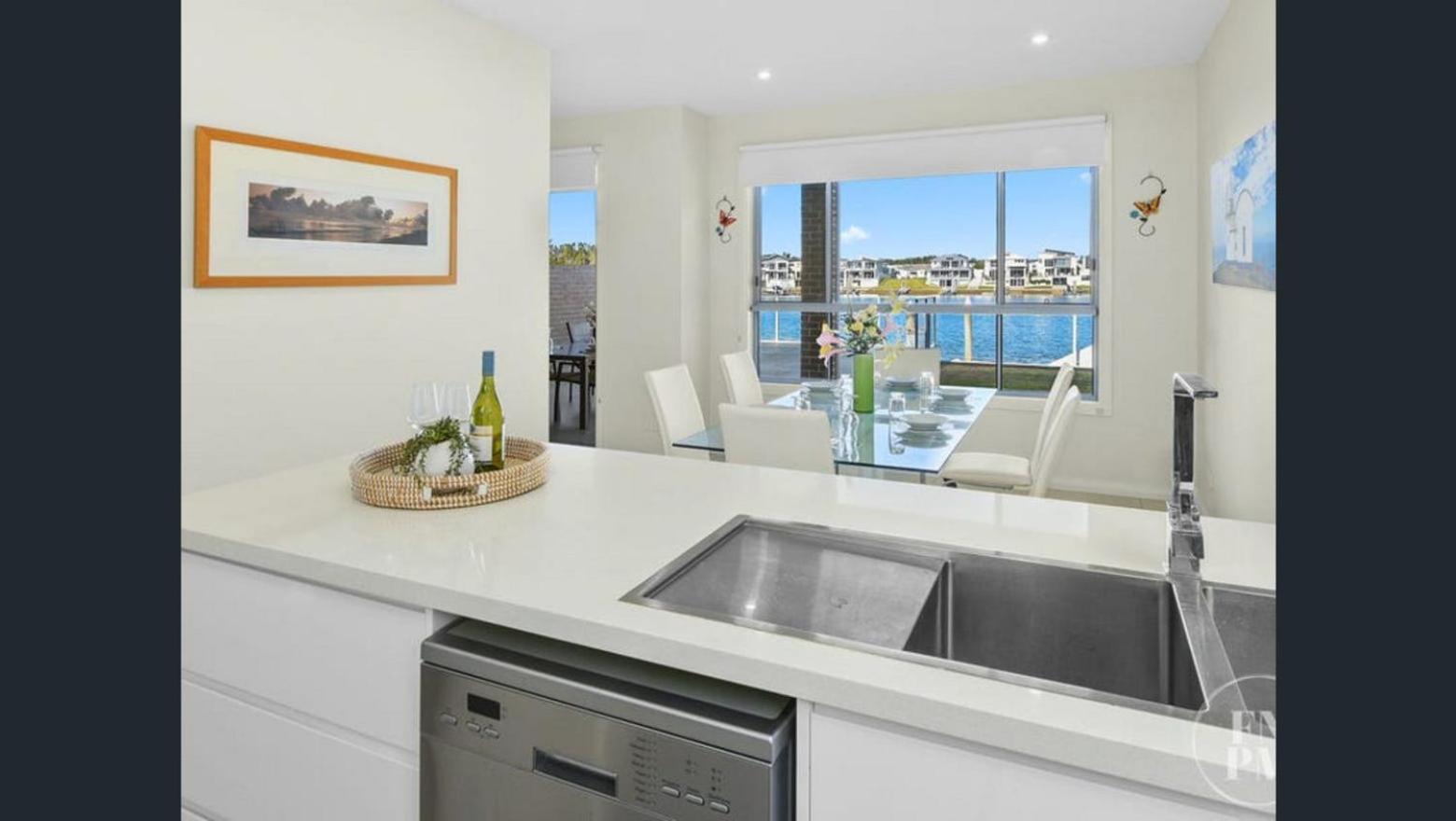 Five-Bedroom House photo 3