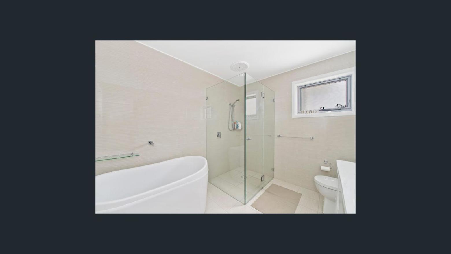 Five-Bedroom House photo 2