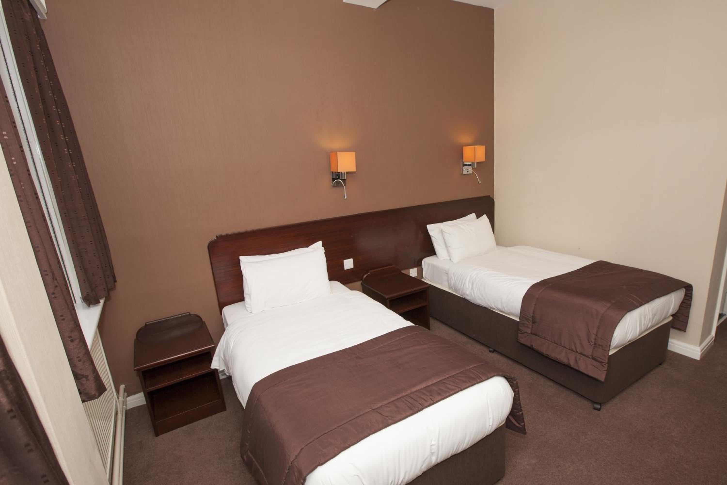 Twin Room with Bathroom photo 1