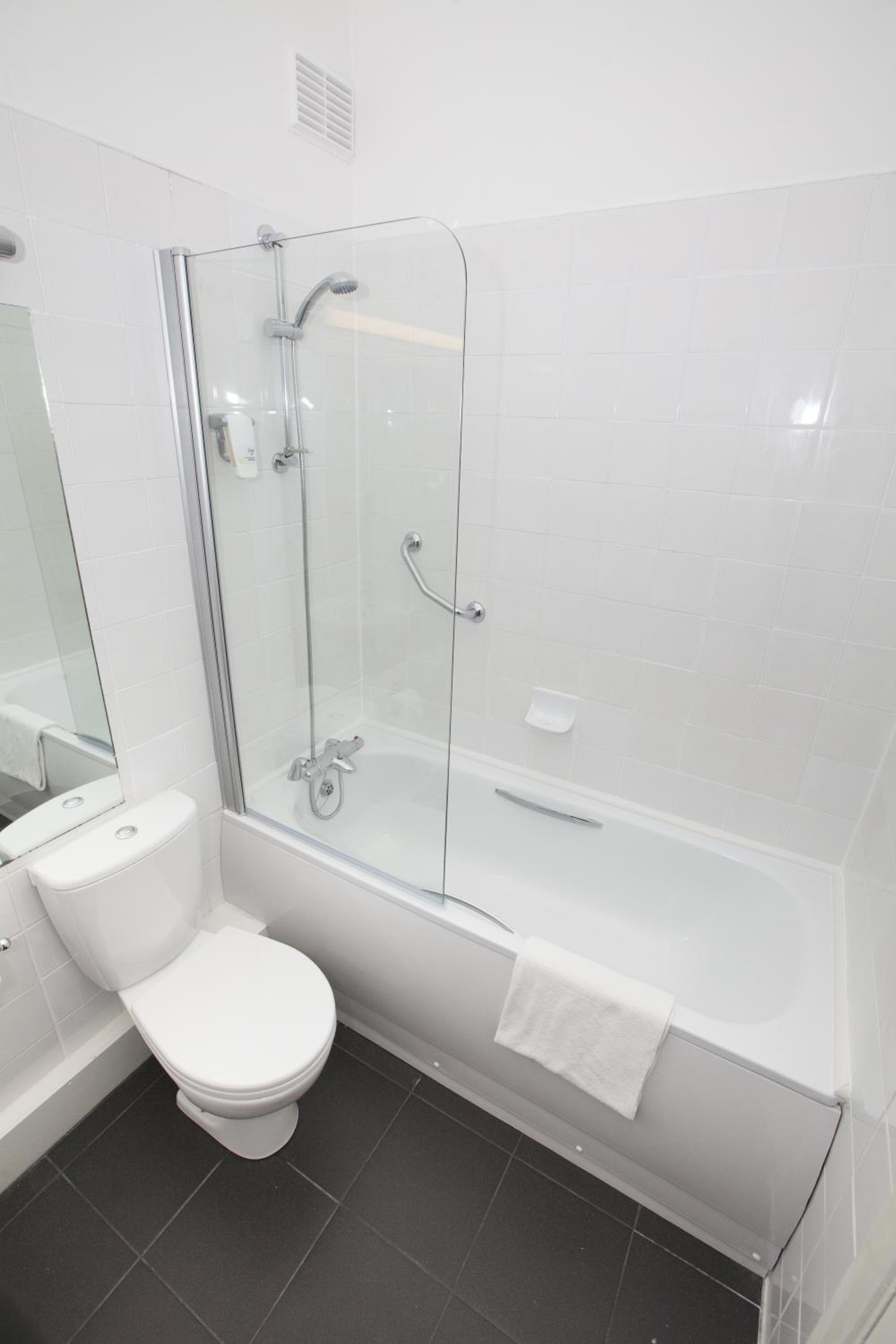 Single Room with Private Bathroom photo 2