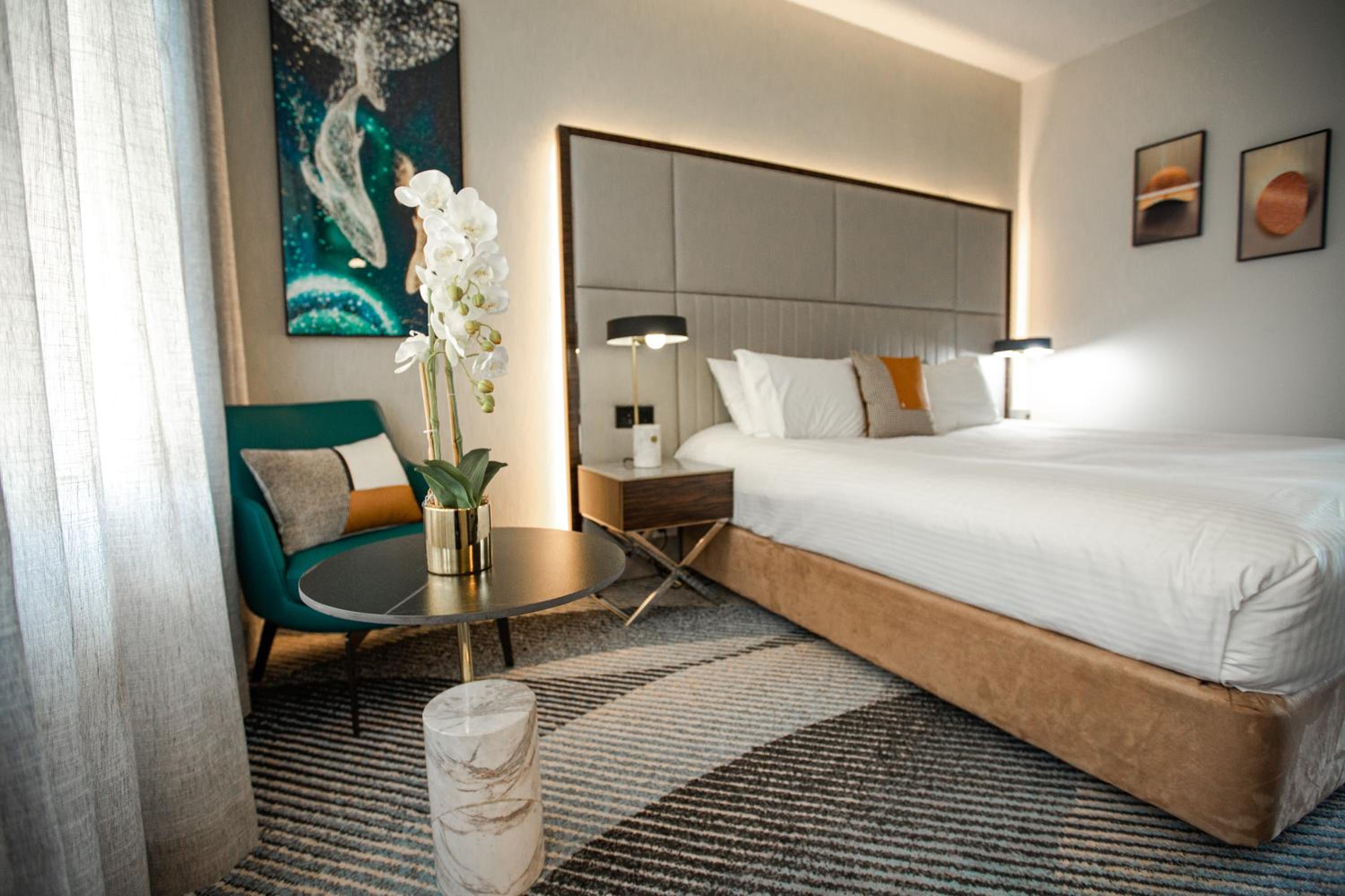 Executive King Room thumbnail 5