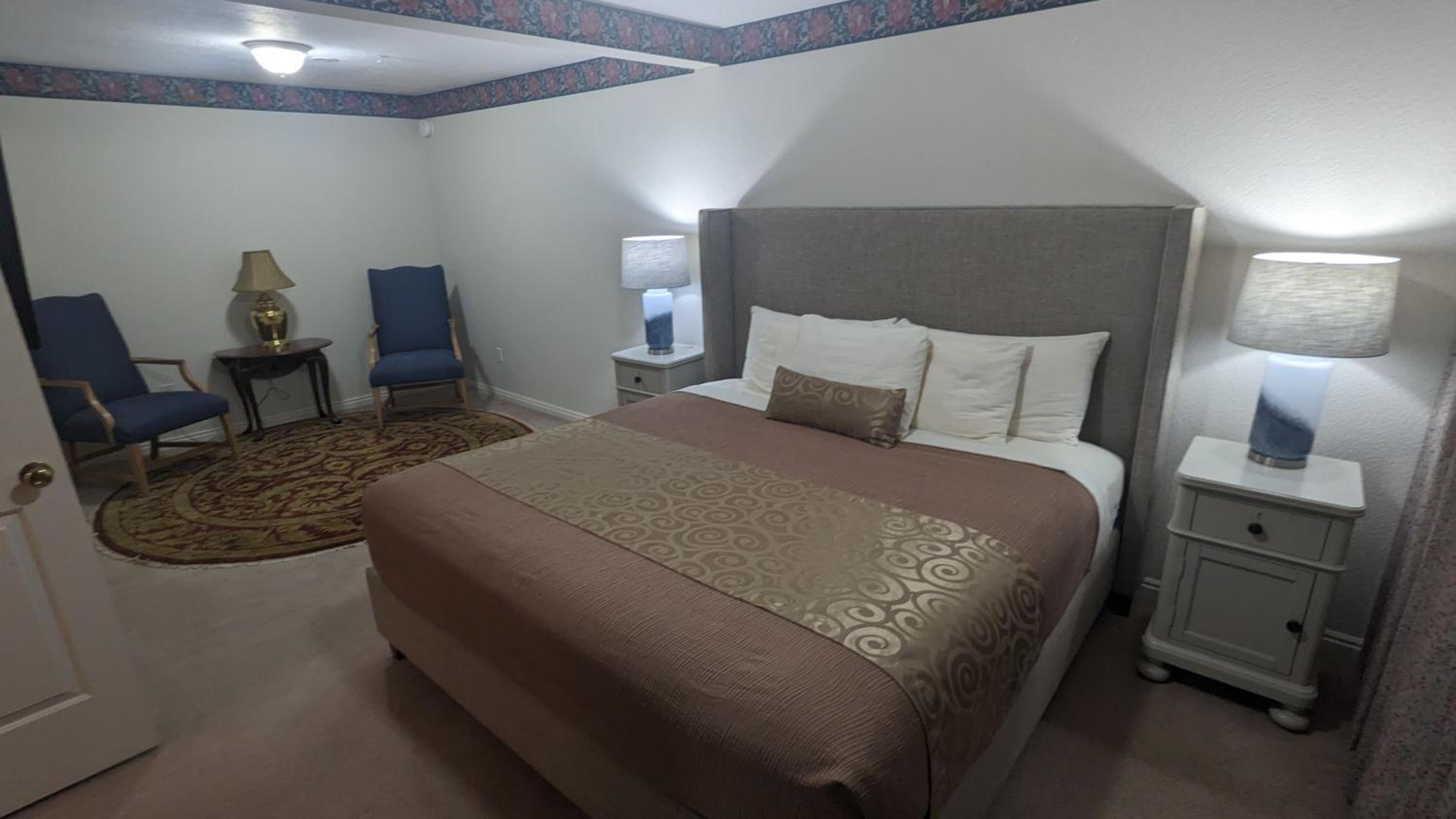 Deluxe King Suite photo 1