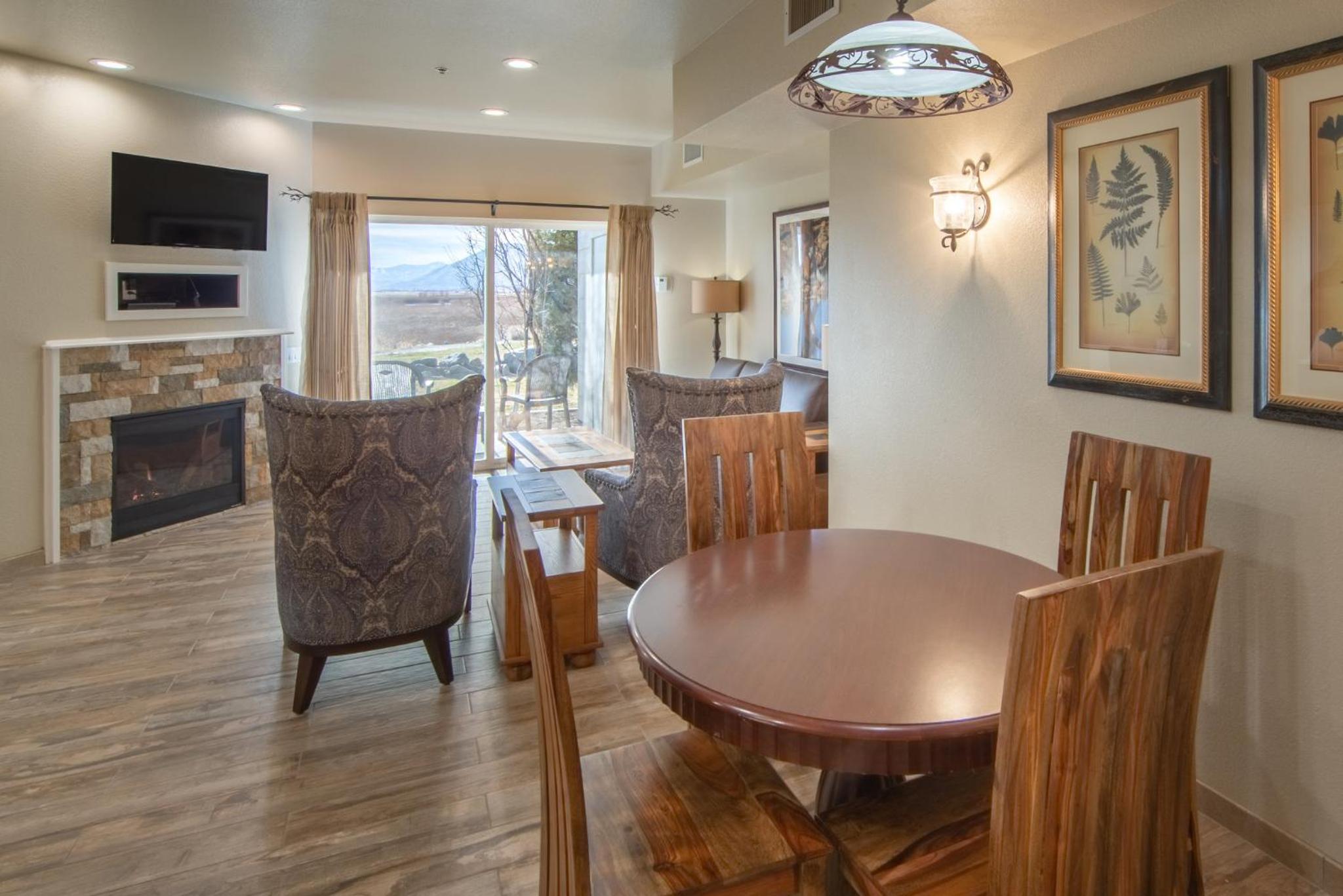 One-Bedroom Villa Lodge with Queen Bed - Photo 12