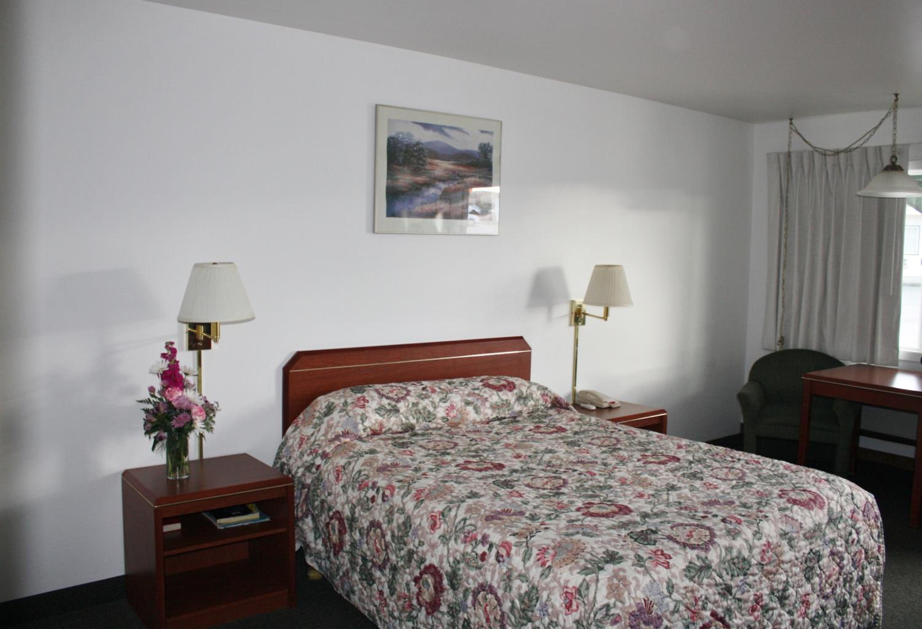 Queen Room (No Pets) photo 2