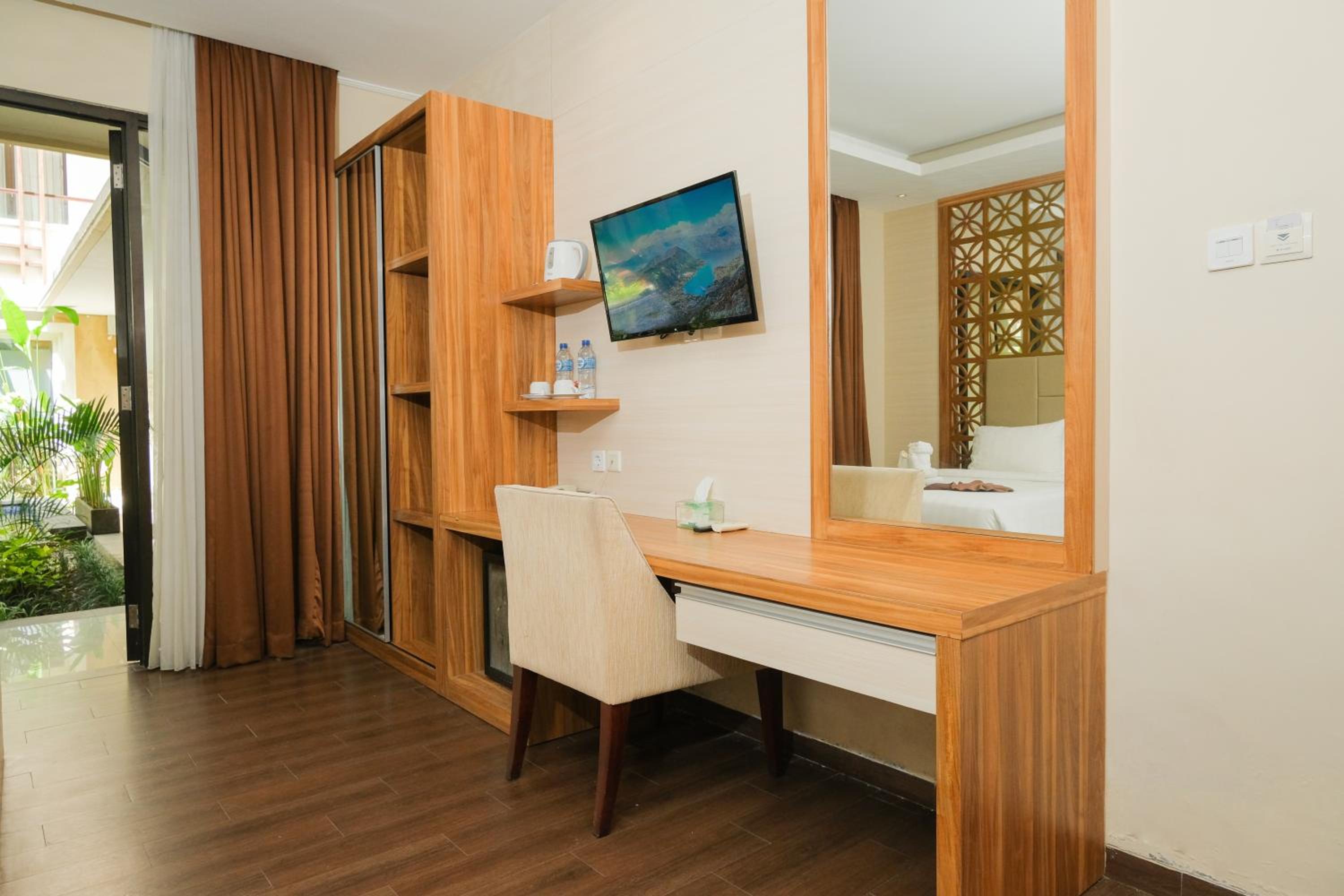 Deluxe Room with Pool Access - Photo 5
