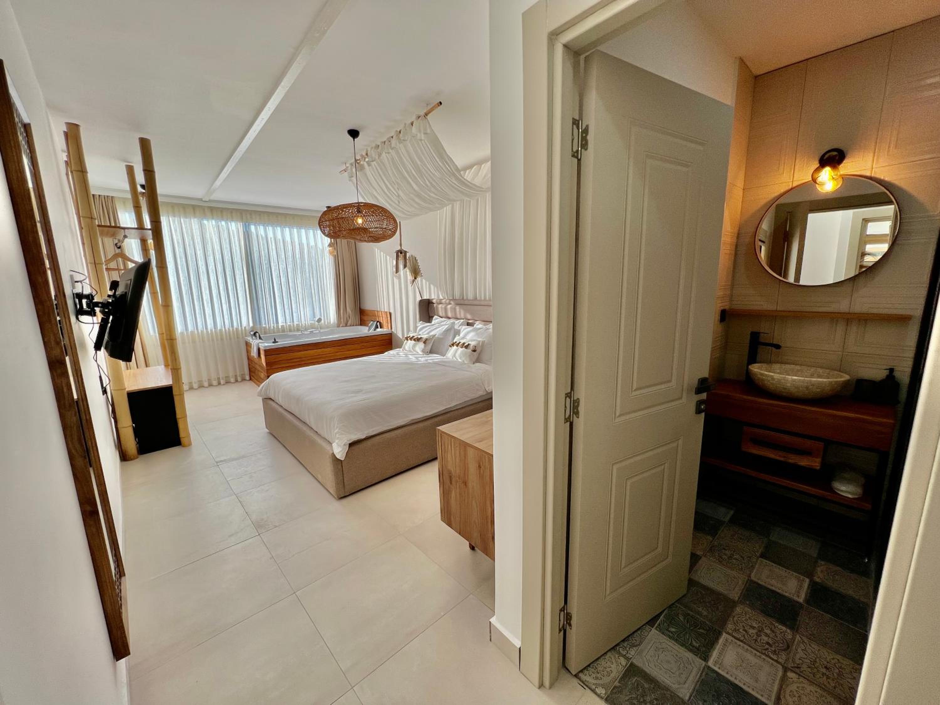 Double Room with Spa Bath - Photo 2