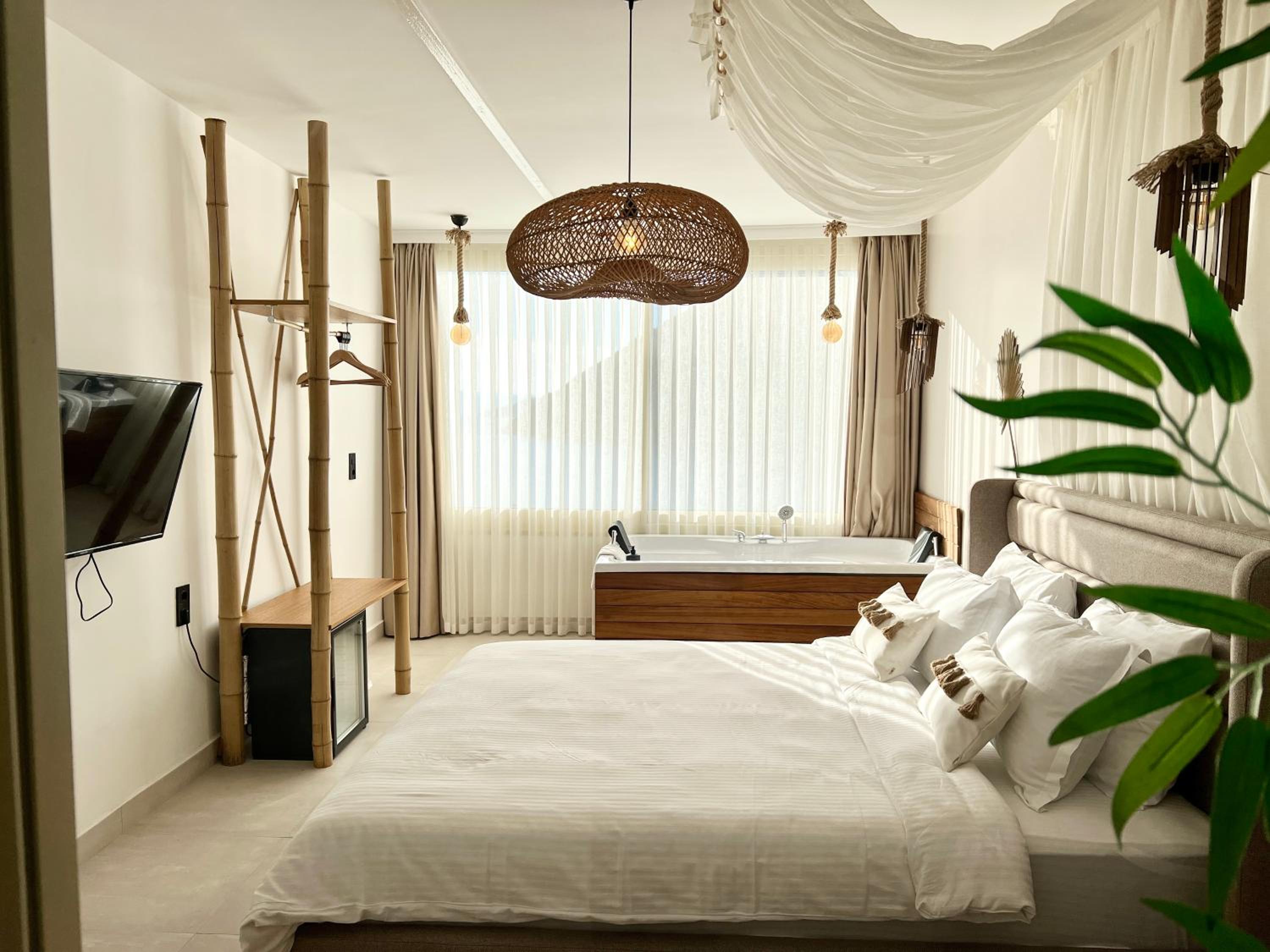 Double Room with Spa Bath - Photo 9