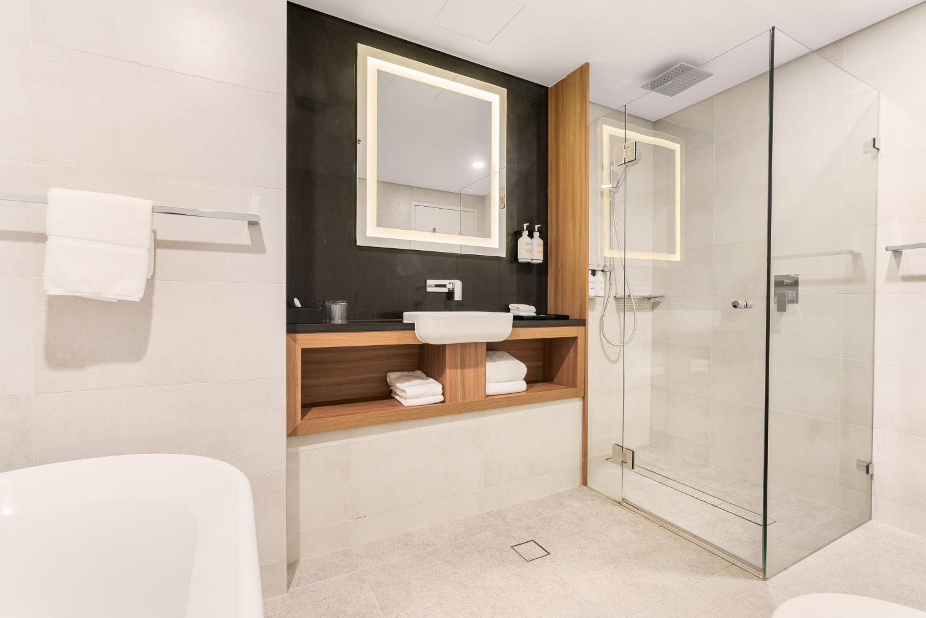 Premier Suite - Photo 7