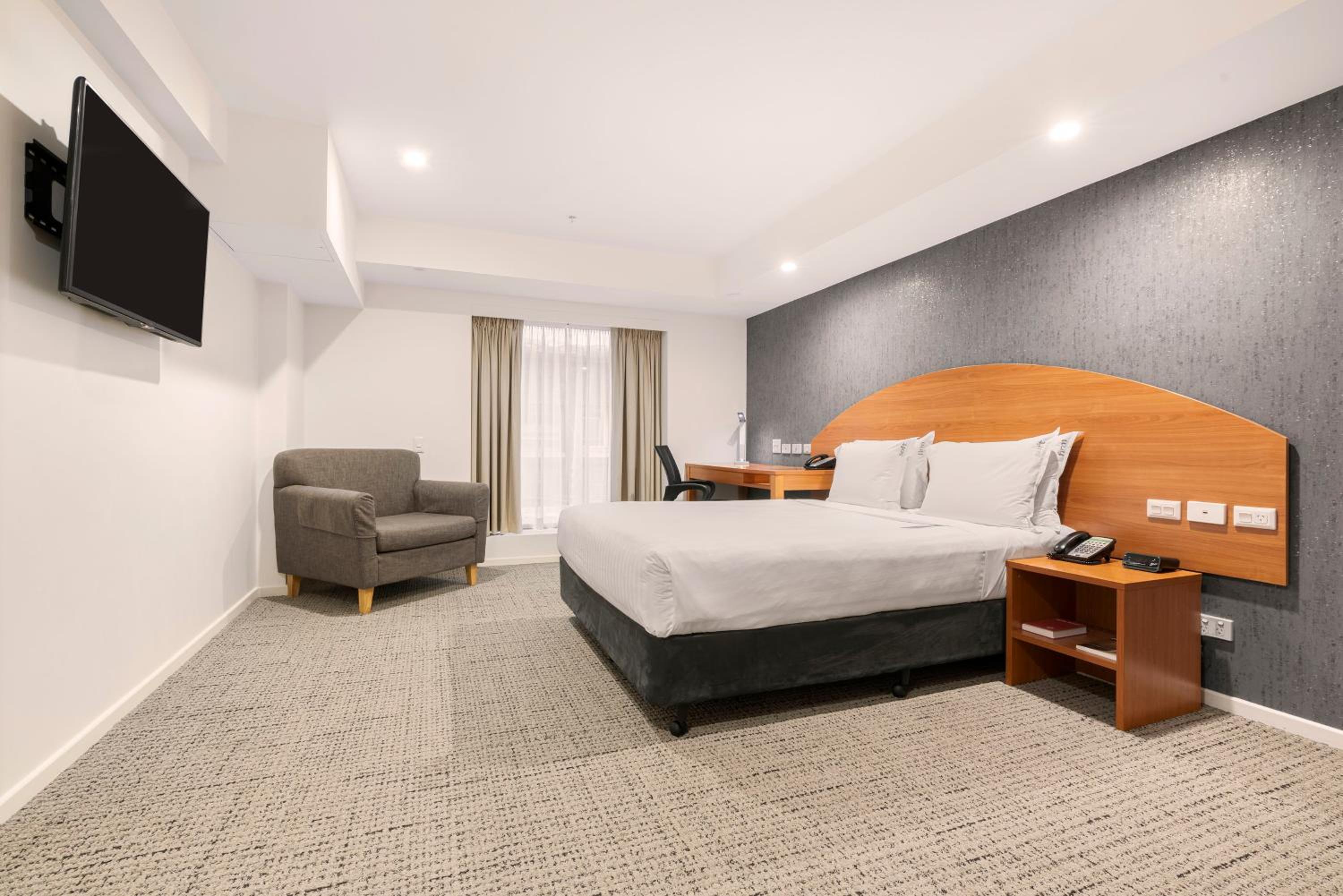 Deluxe Accessible Queen - Photo 4