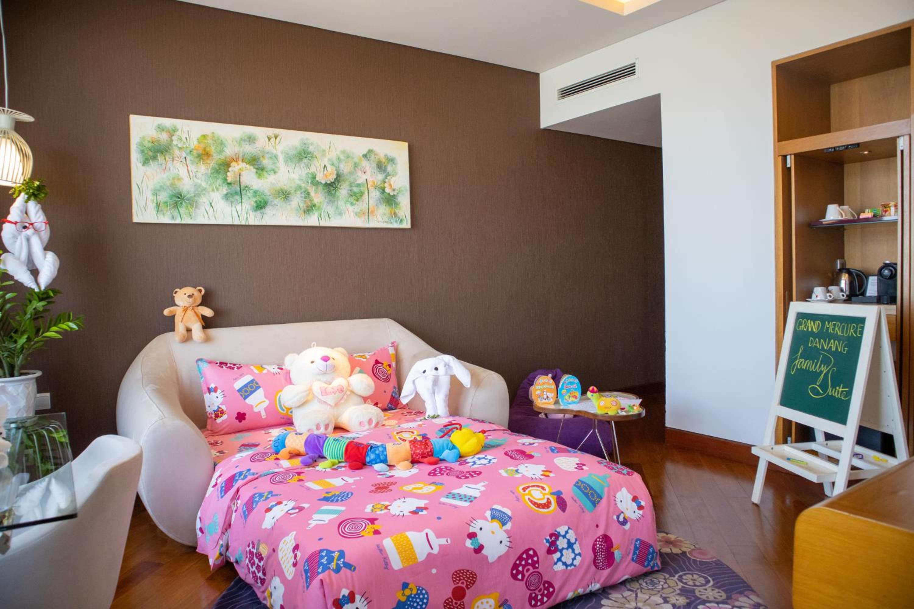 Family Suite - High Floor with Executive Lounge access - Photo 8