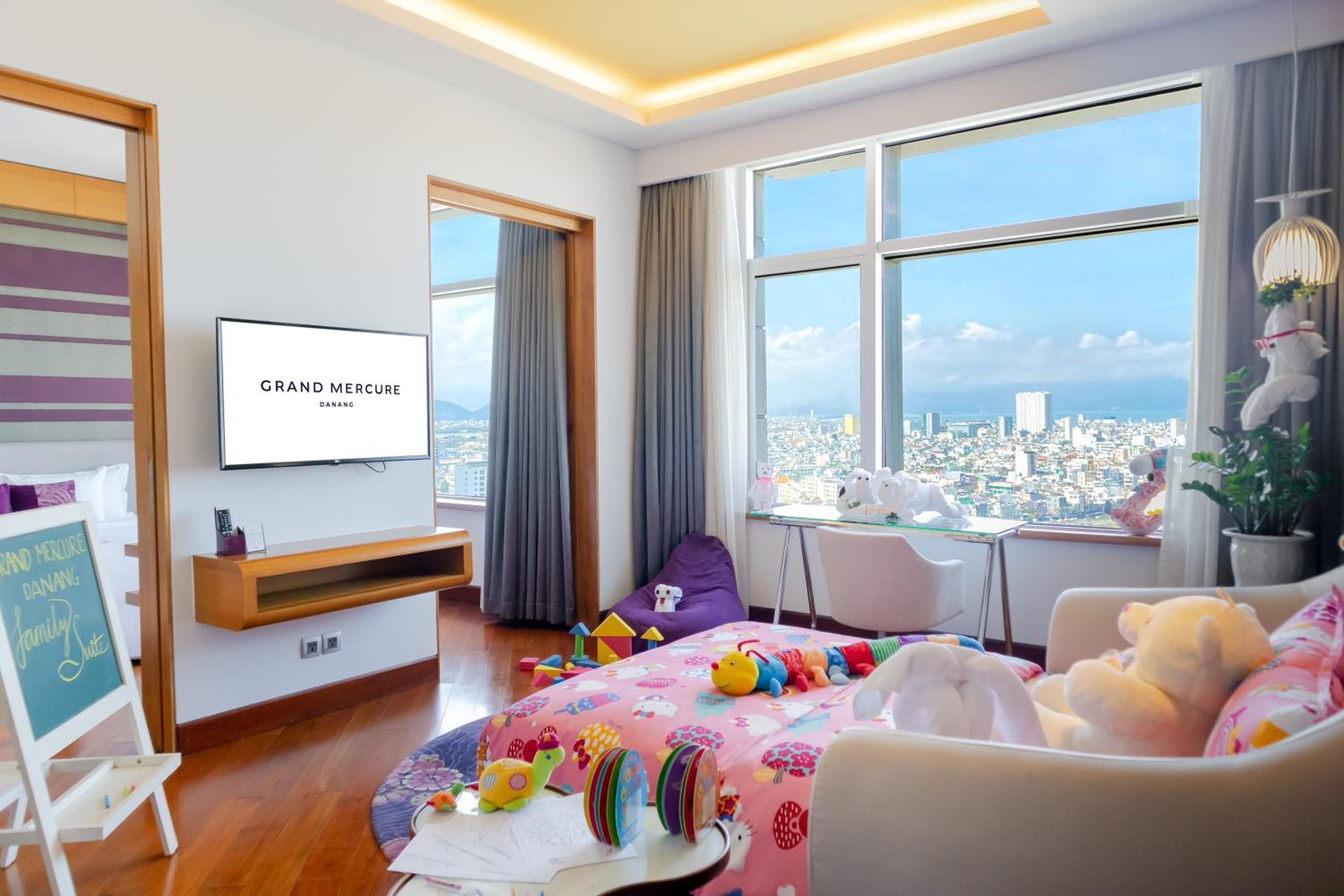 Family Suite - High Floor with Executive Lounge access - Photo 10