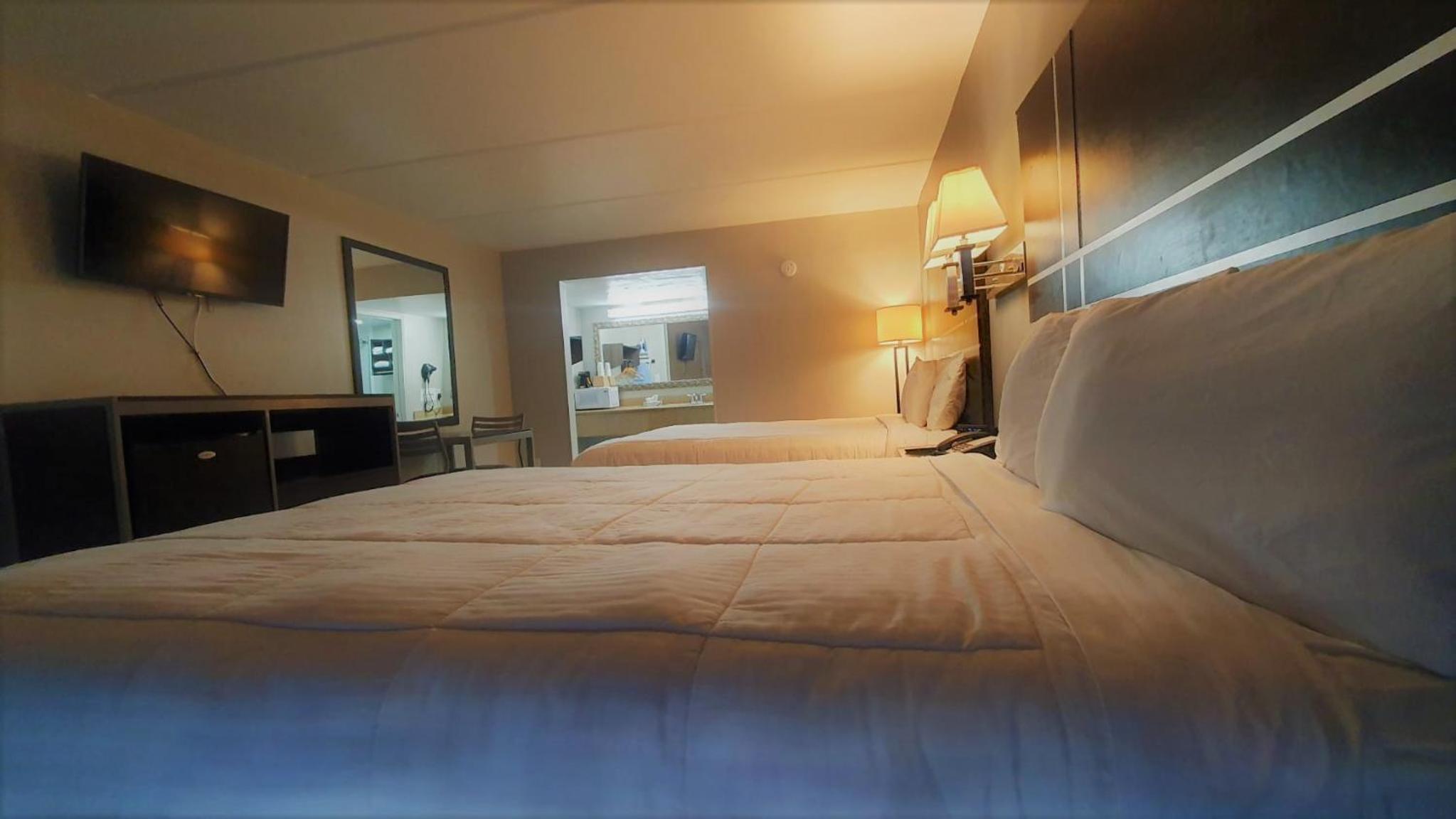 Queen Room with Two Queen Beds - Photo 7