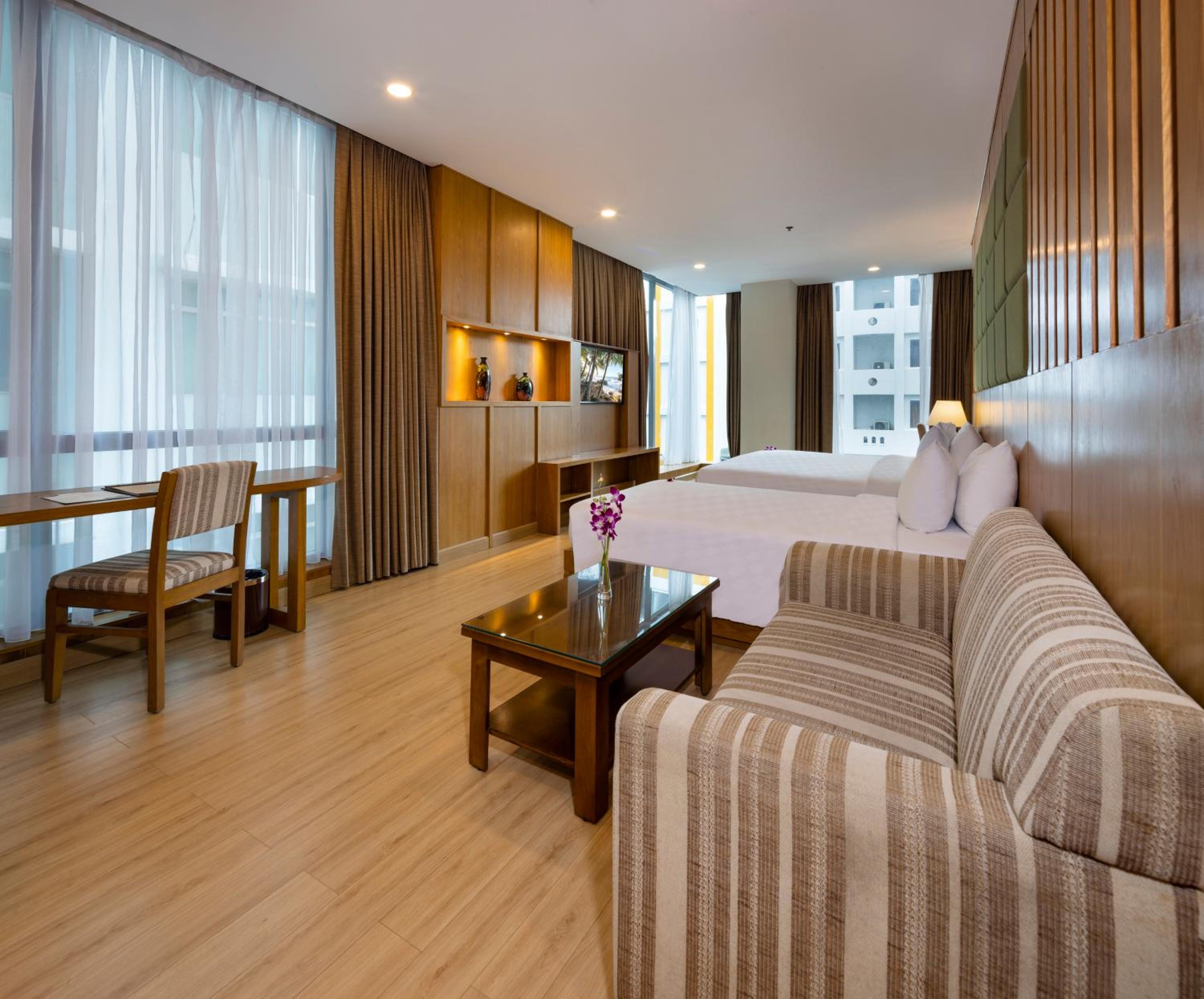 Family Suite 03 pax with City View and daily afternoon tea photo 2