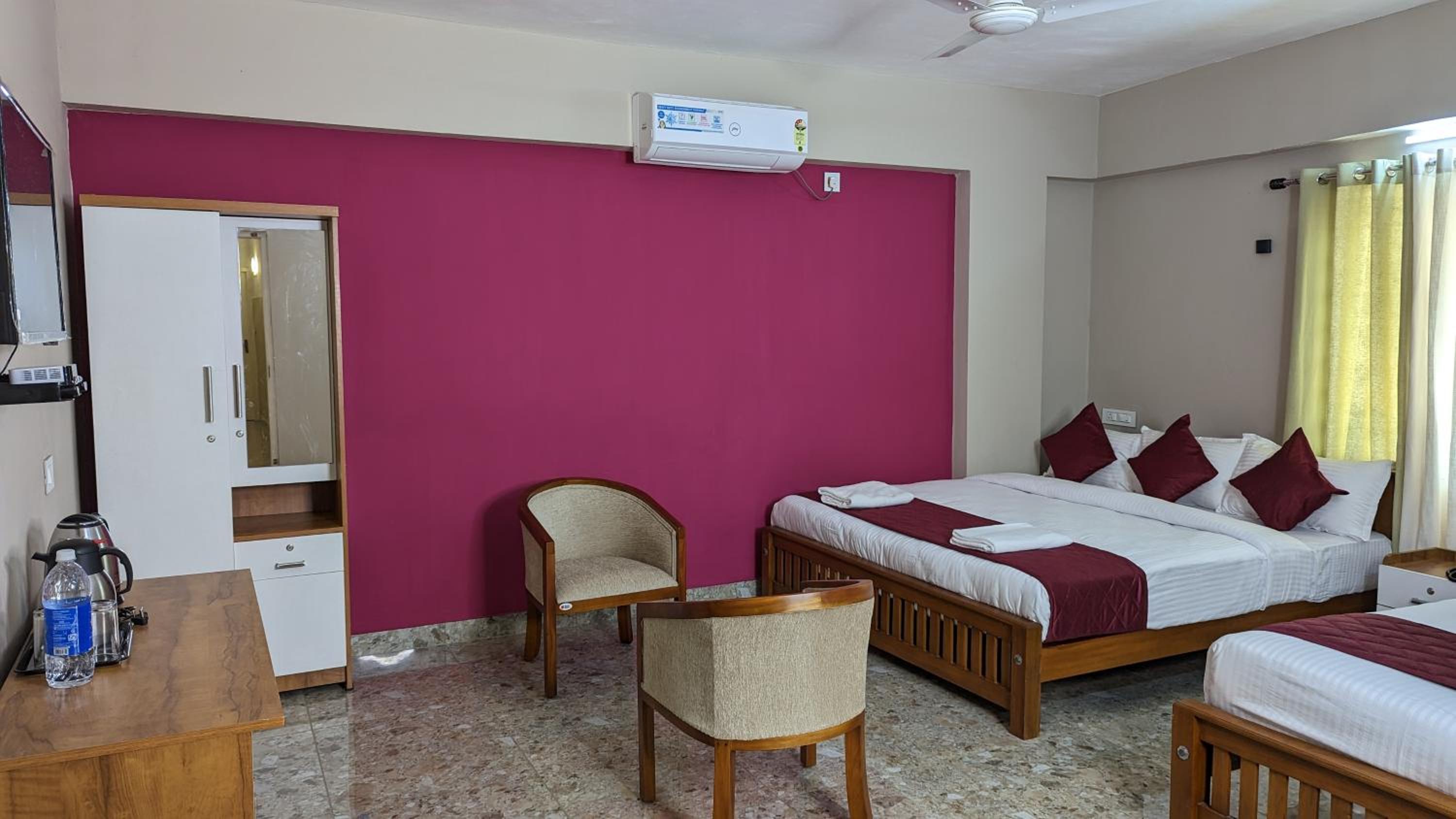 Deluxe Family Suite - Photo 7