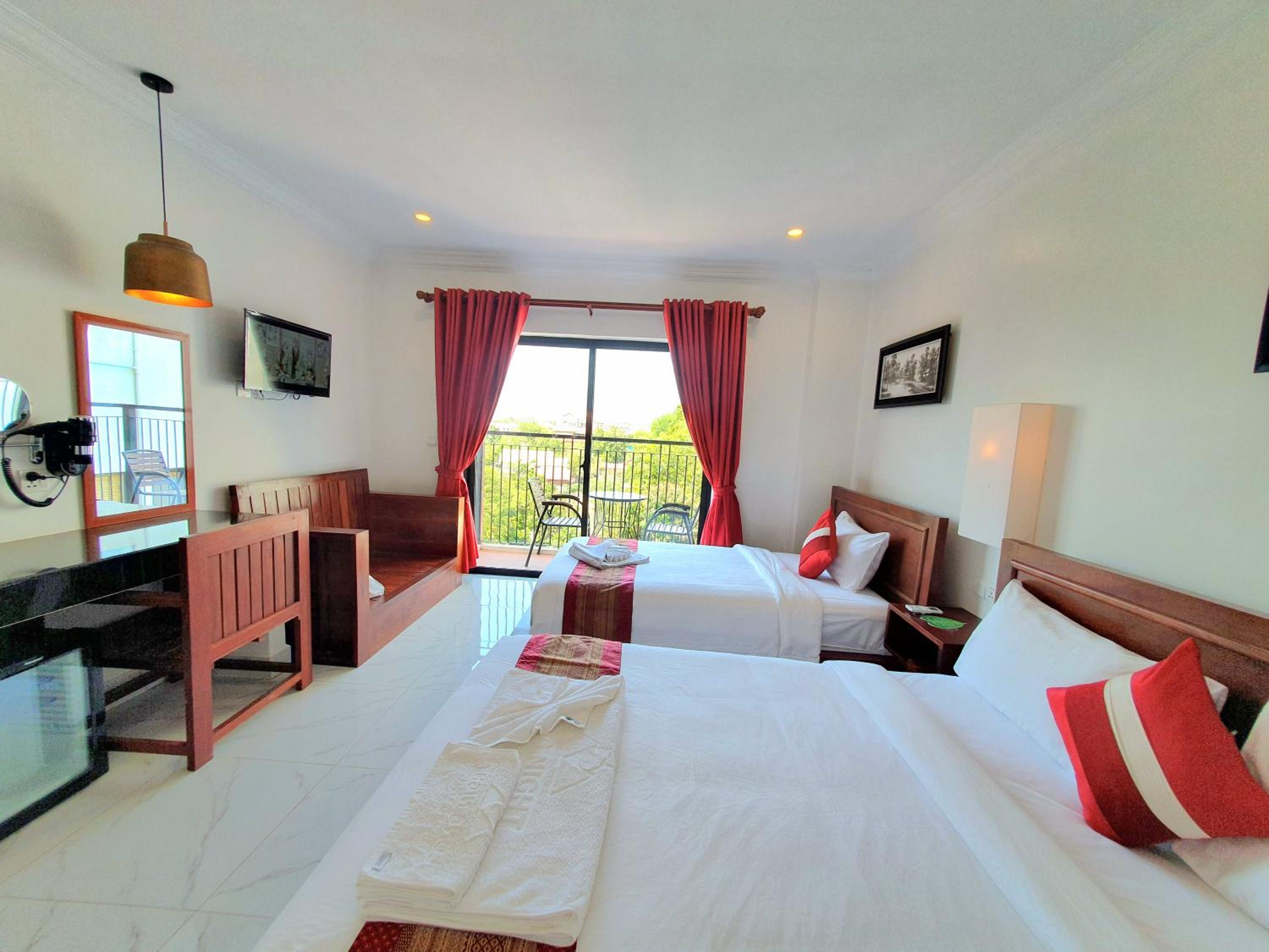 Deluxe Family Room With Balcony photo 2