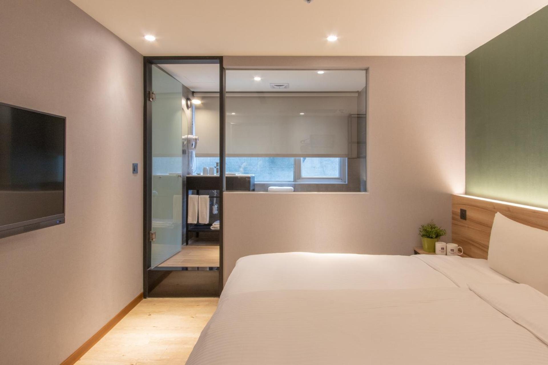 Deluxe Double Room with Window photo 1
