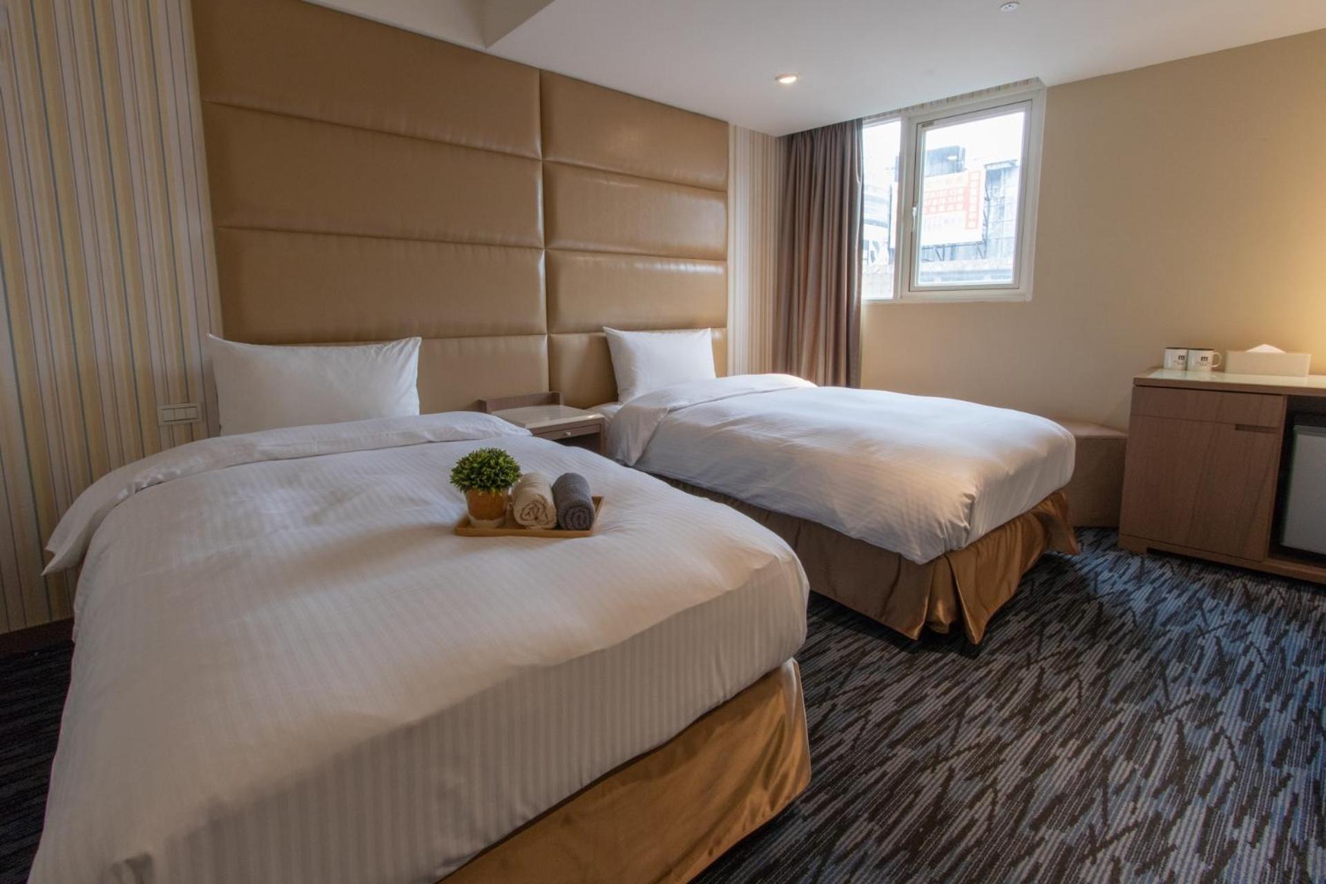Deluxe Twin Room with Window photo 2