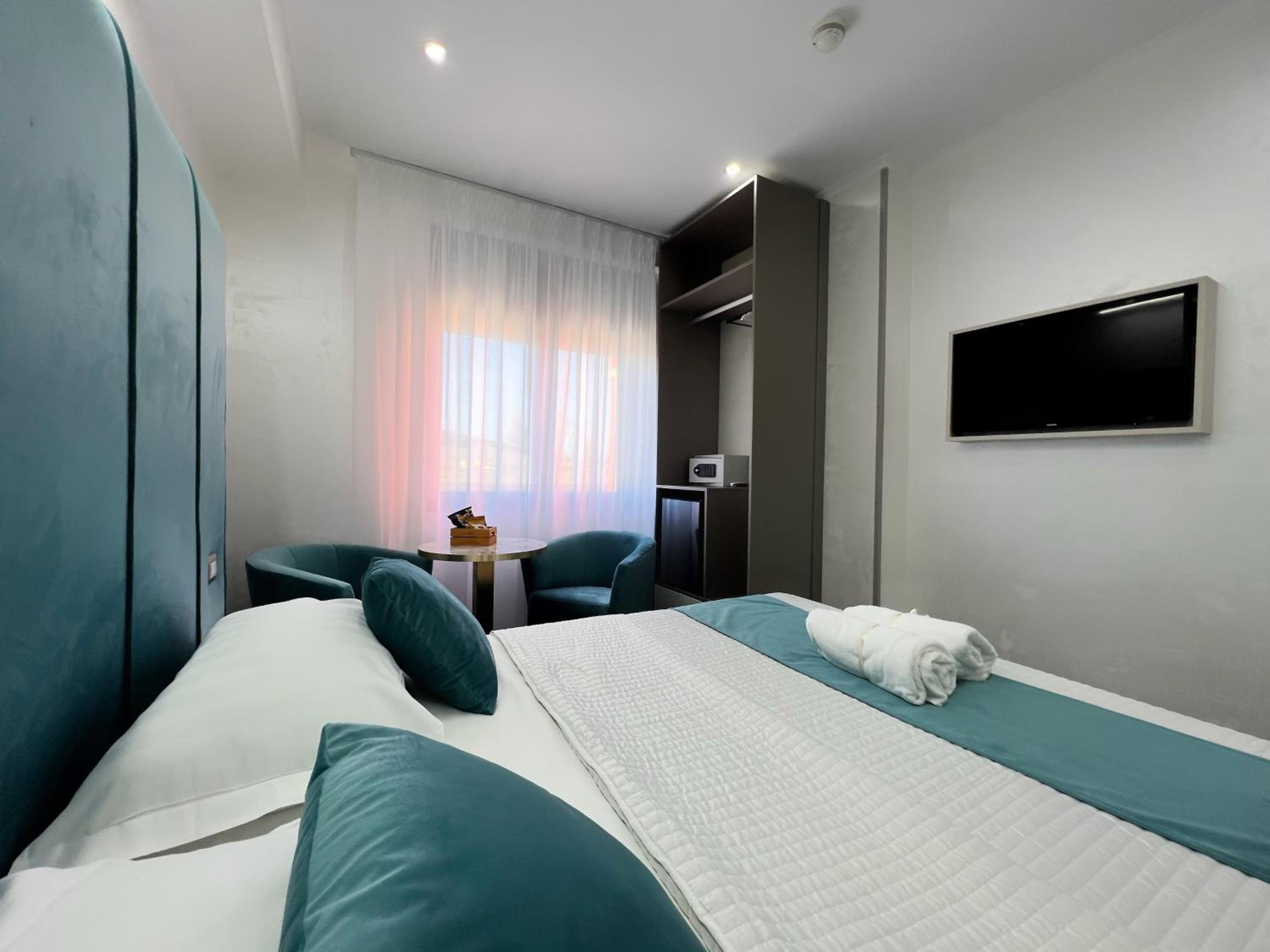 Standard Double Room - Photo 13