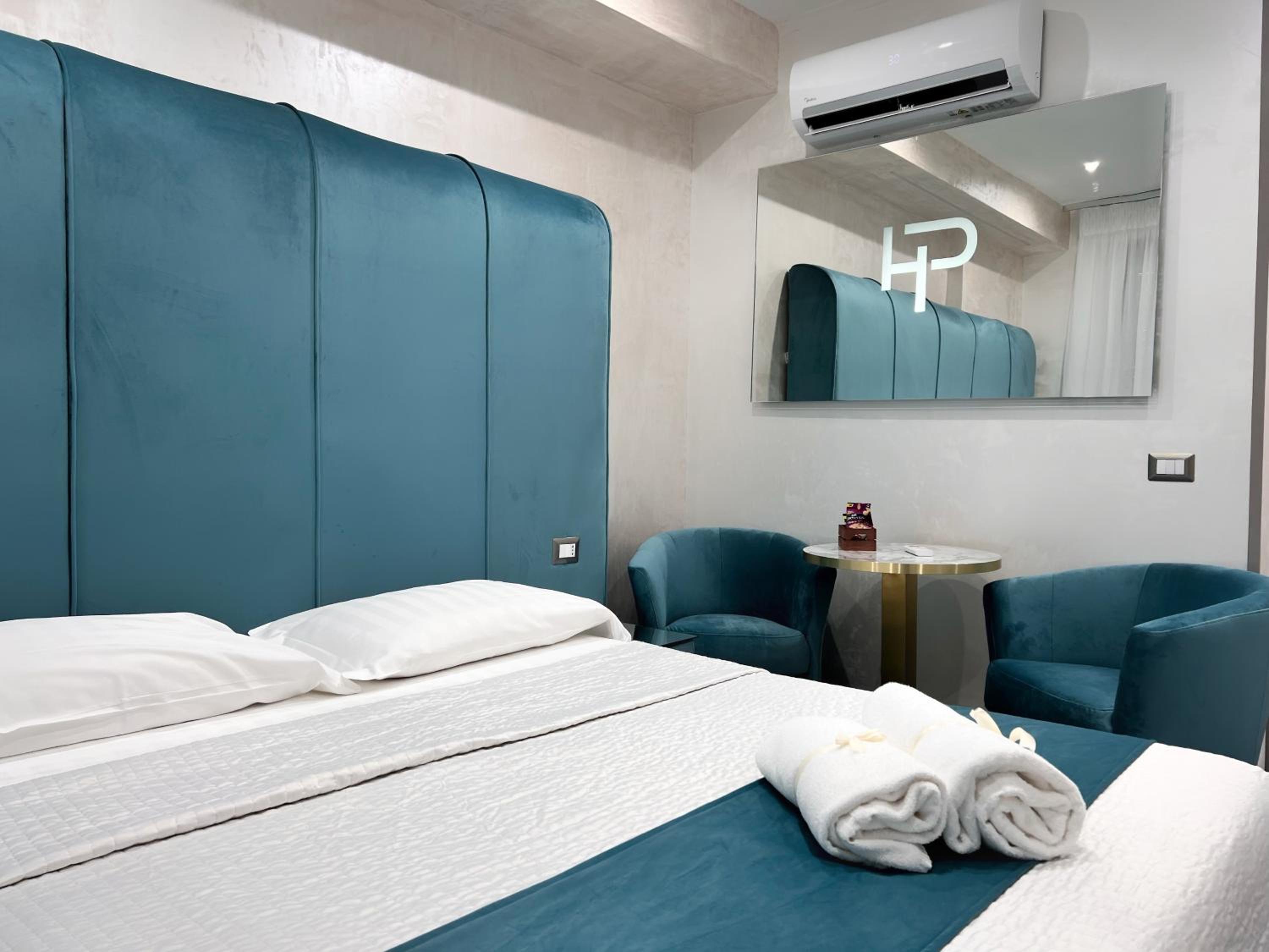 Standard Double Room - Photo 12