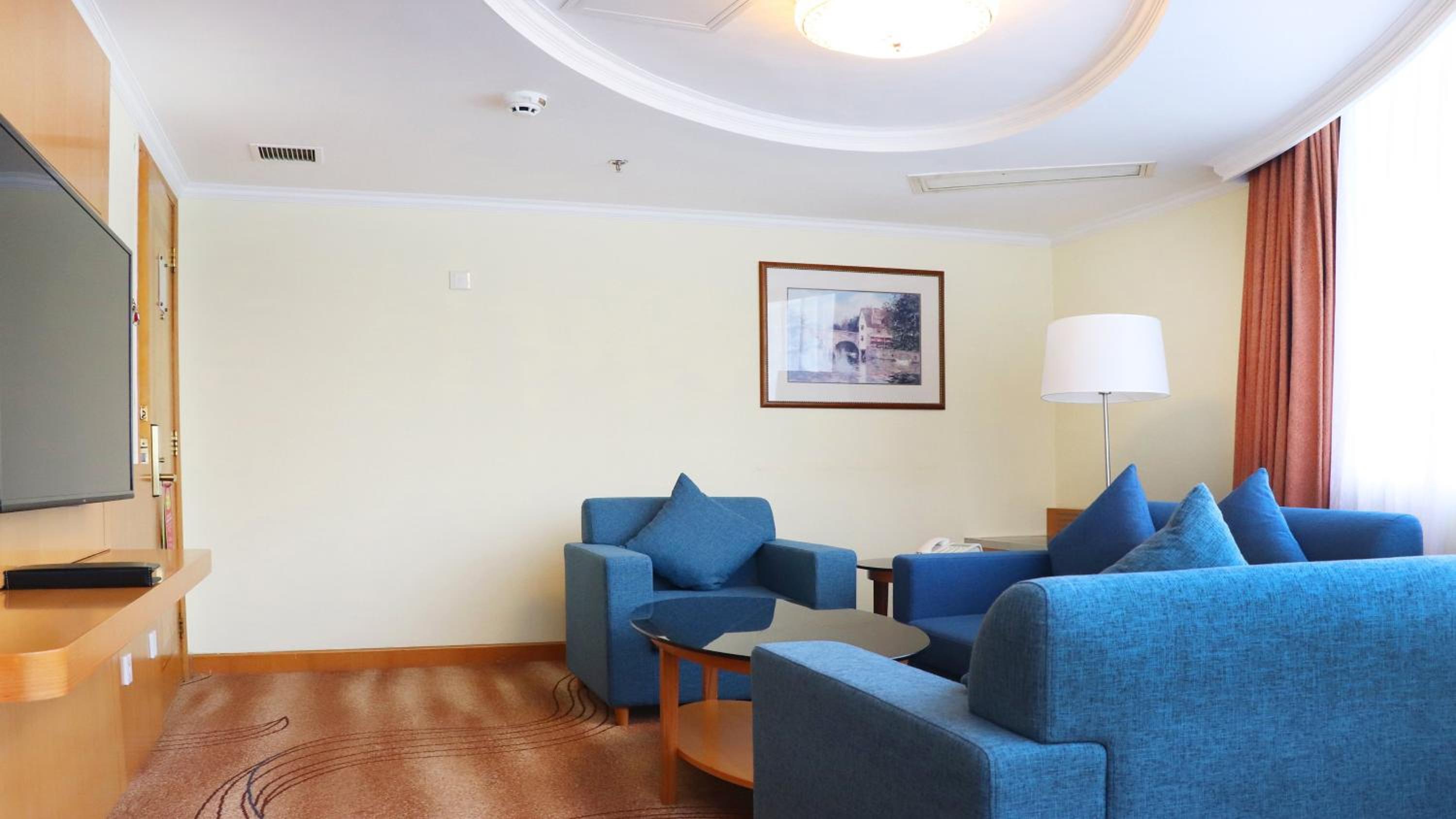 Premium Twin Room thumbnail 5
