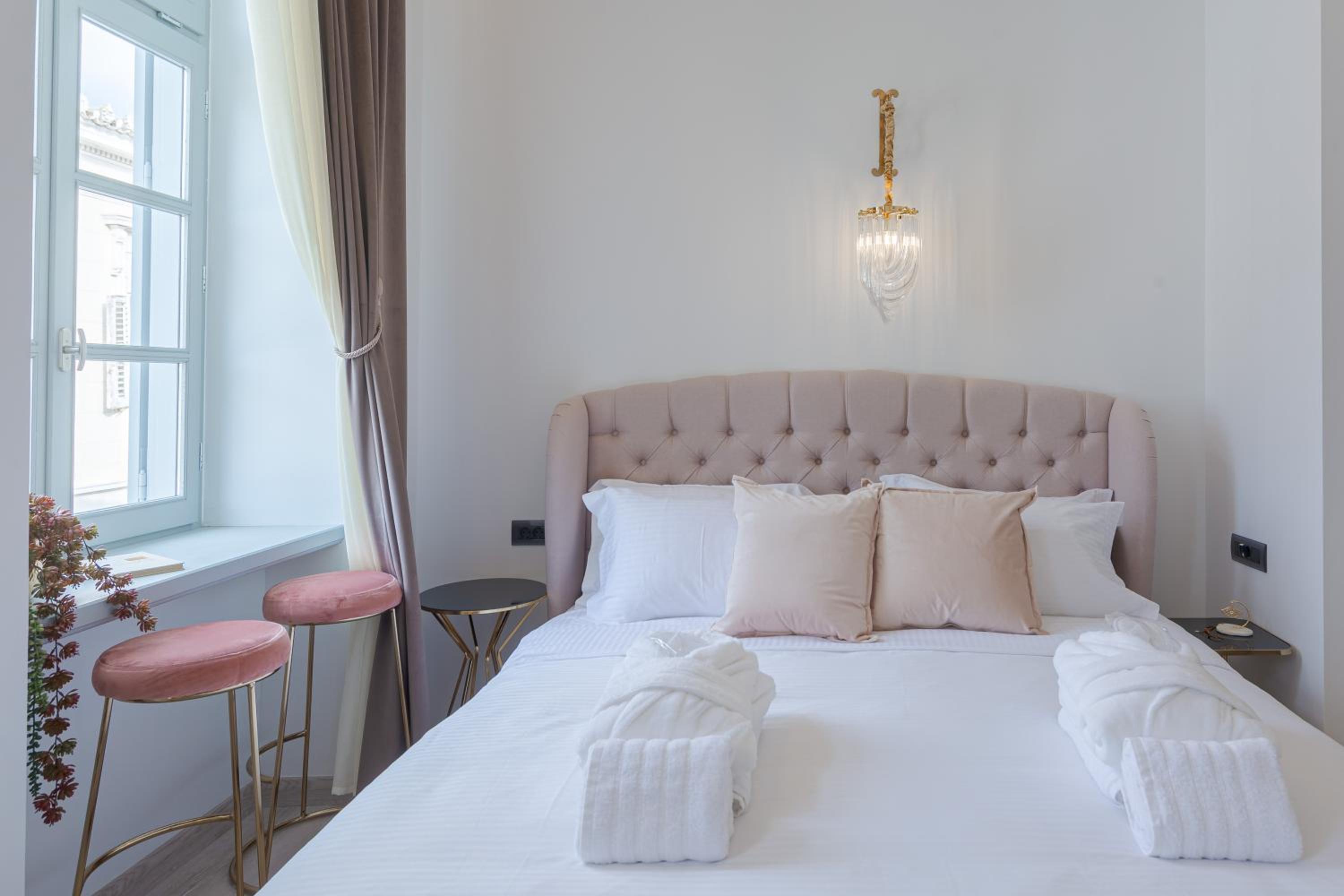 Deluxe Double Room with Side Sea View - Photo 4