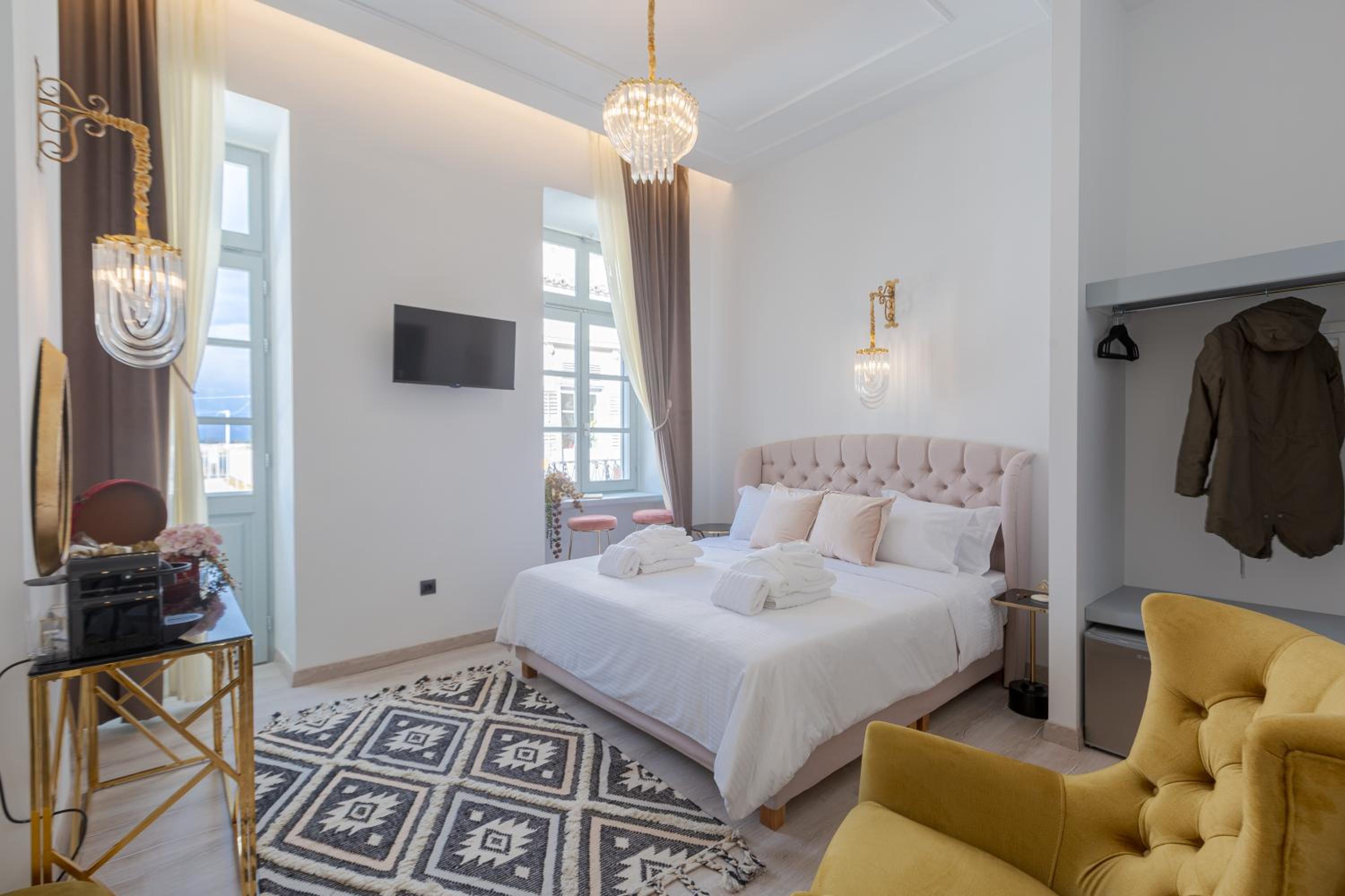 Deluxe Double Room with Side Sea View - Photo 3
