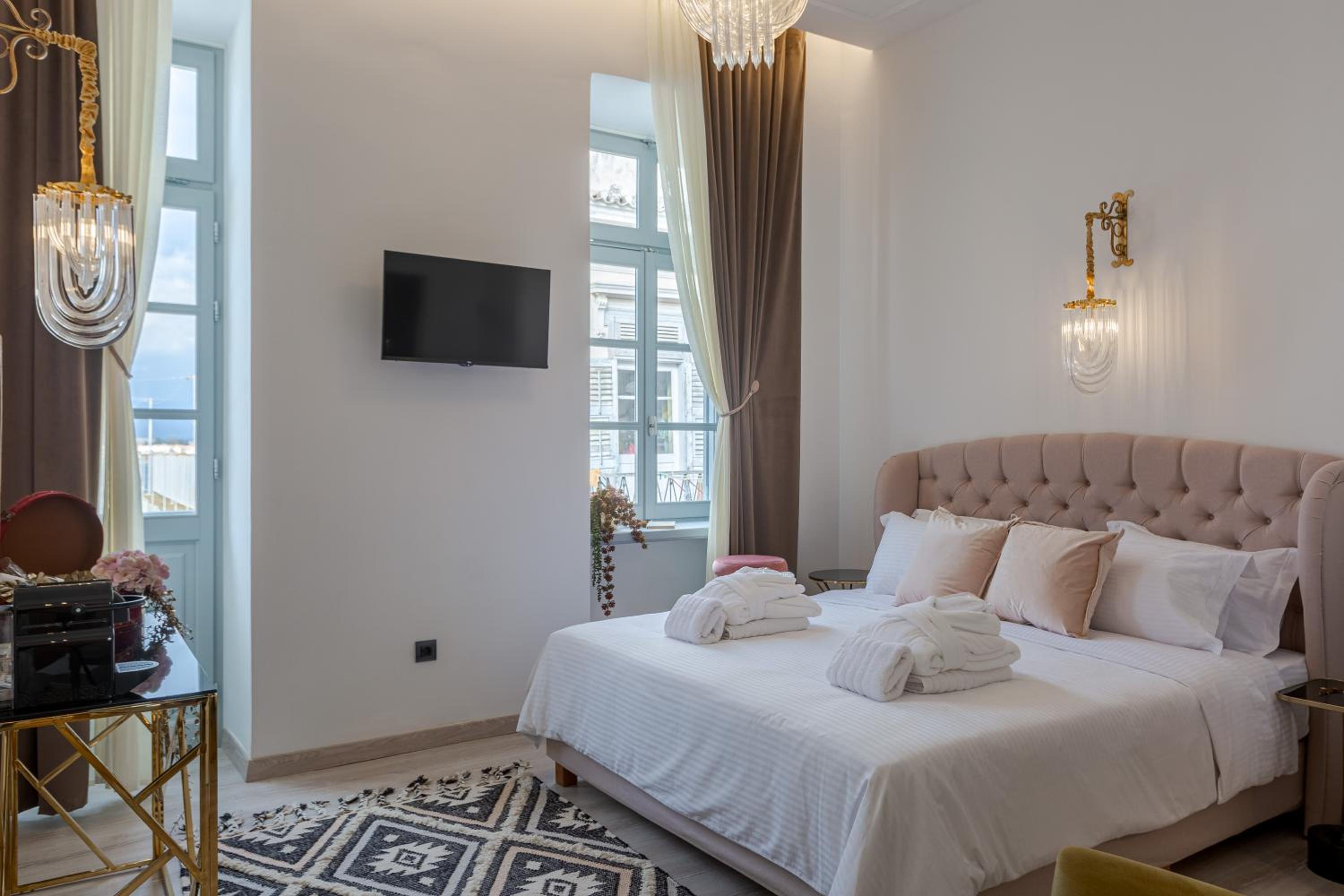 Deluxe Double Room with Side Sea View - Photo 9