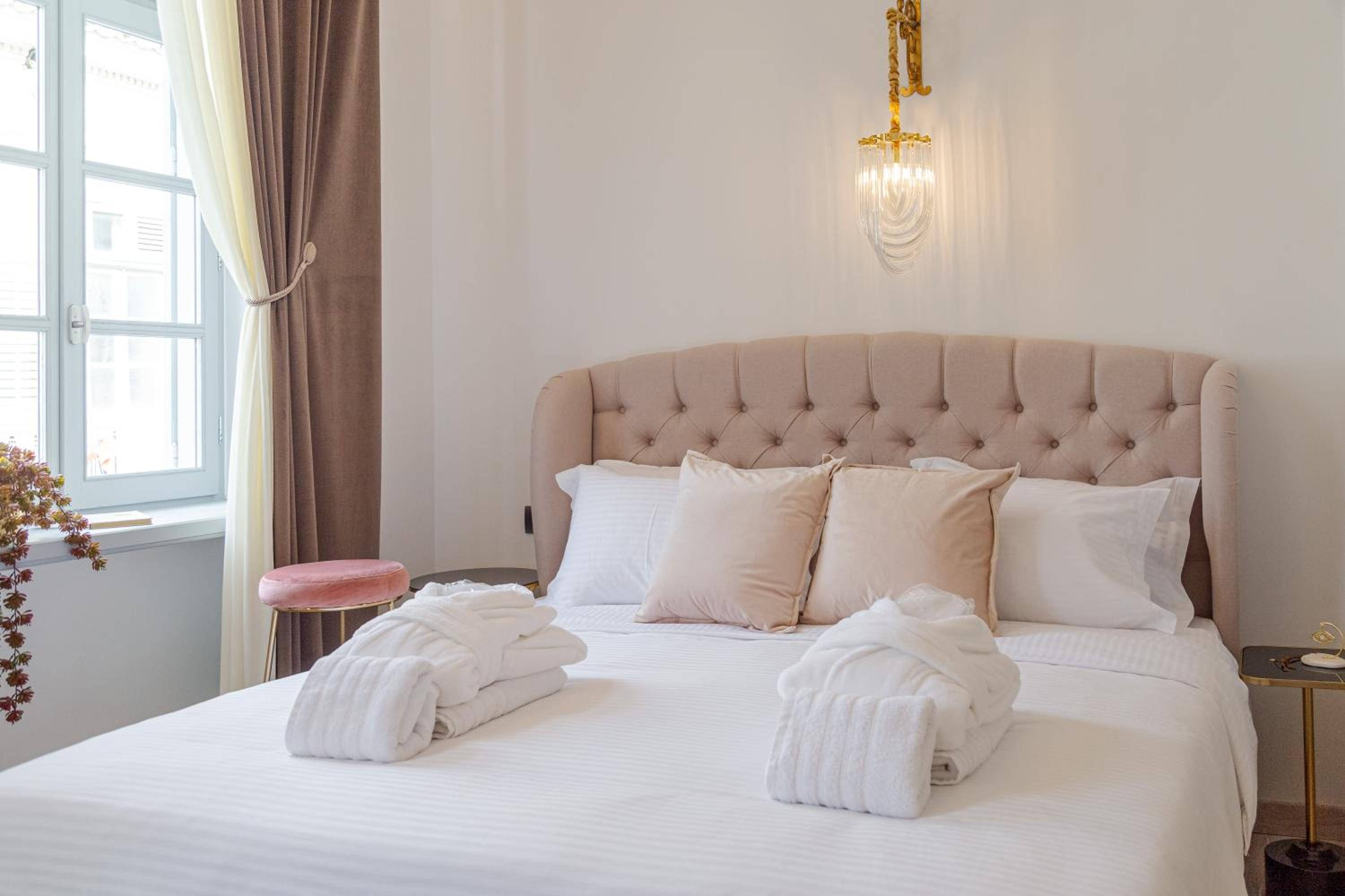 Deluxe Double Room with Side Sea View - Photo 13