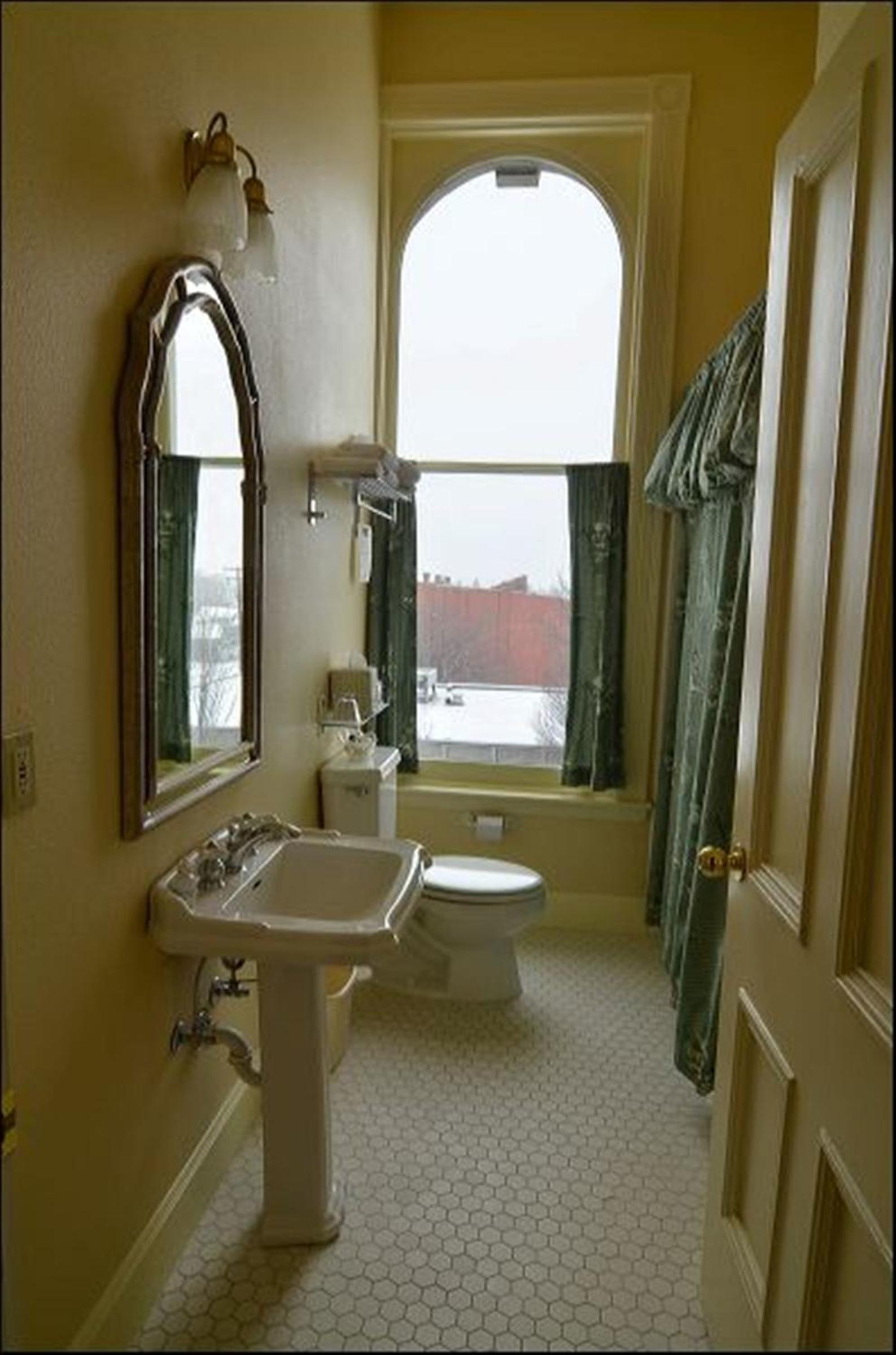 Queen Room with Two Queen Beds - Photo 2