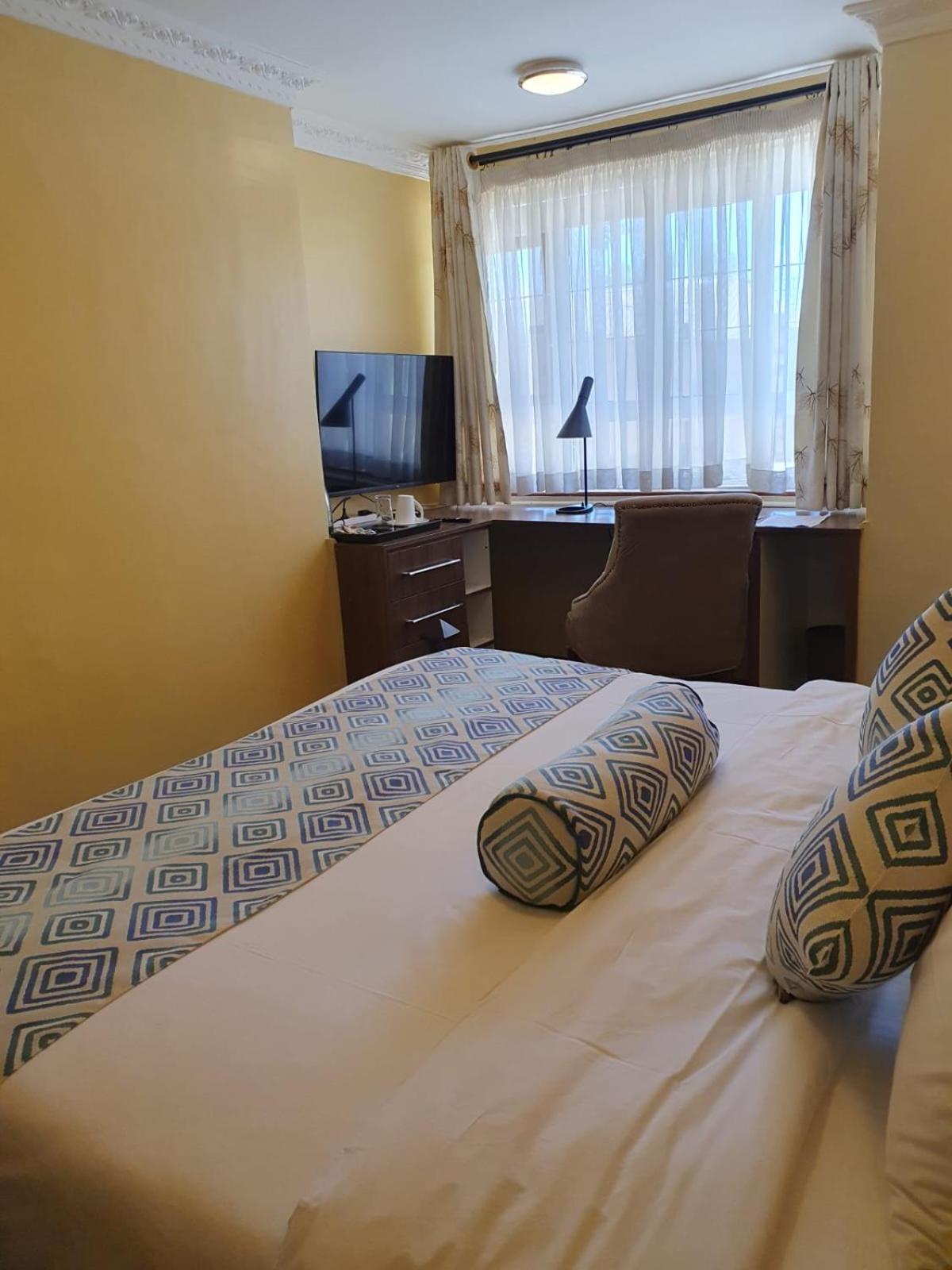 Standard Double Room - Photo 13