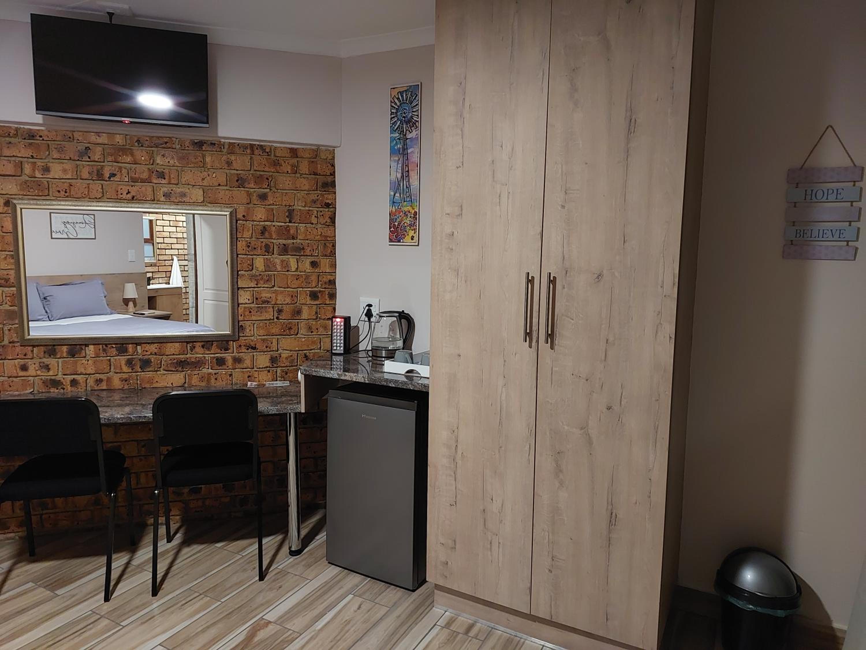 Double Room with Private Bathroom - Photo 13