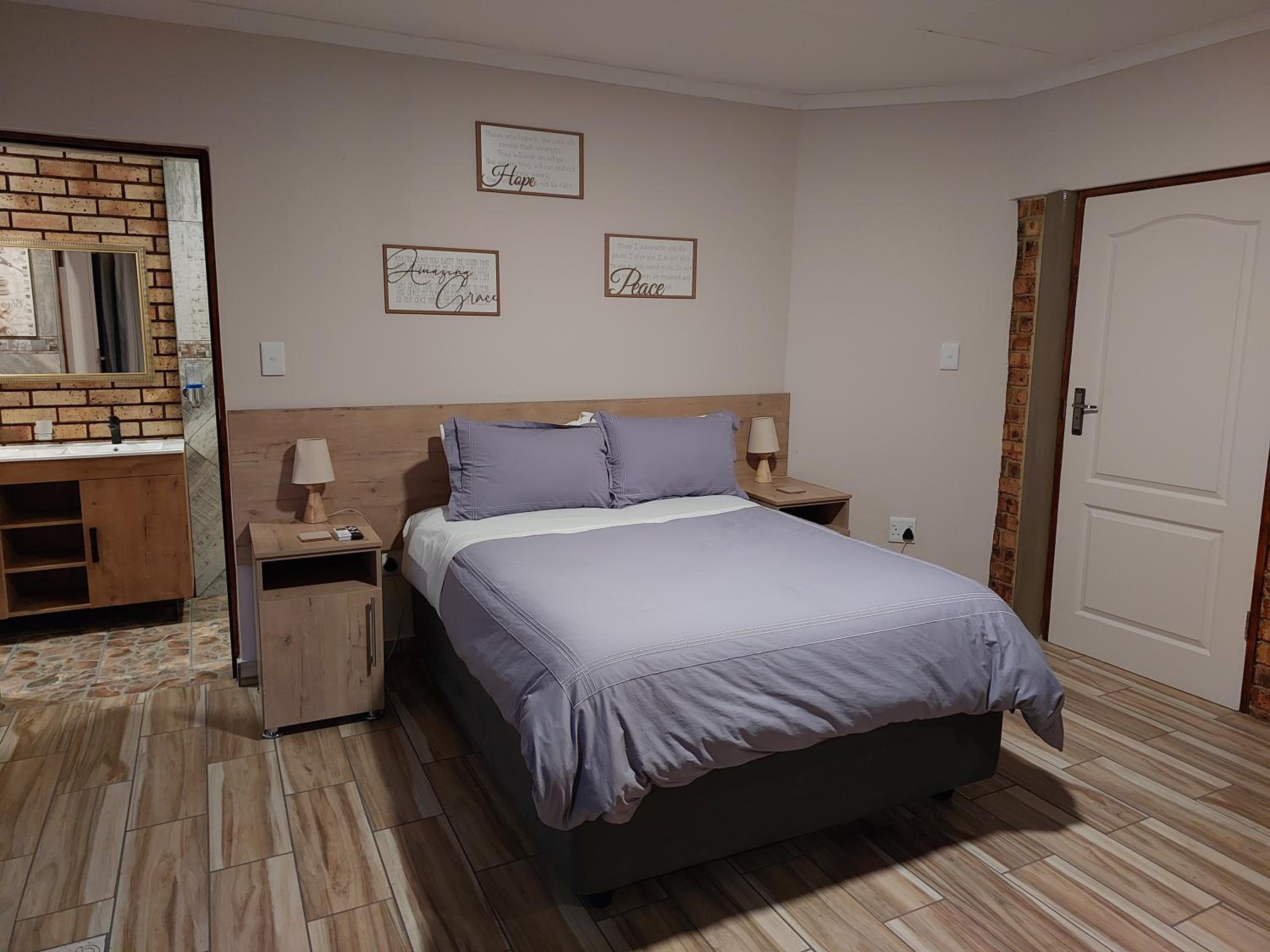 Double Room with Private Bathroom - Photo 11