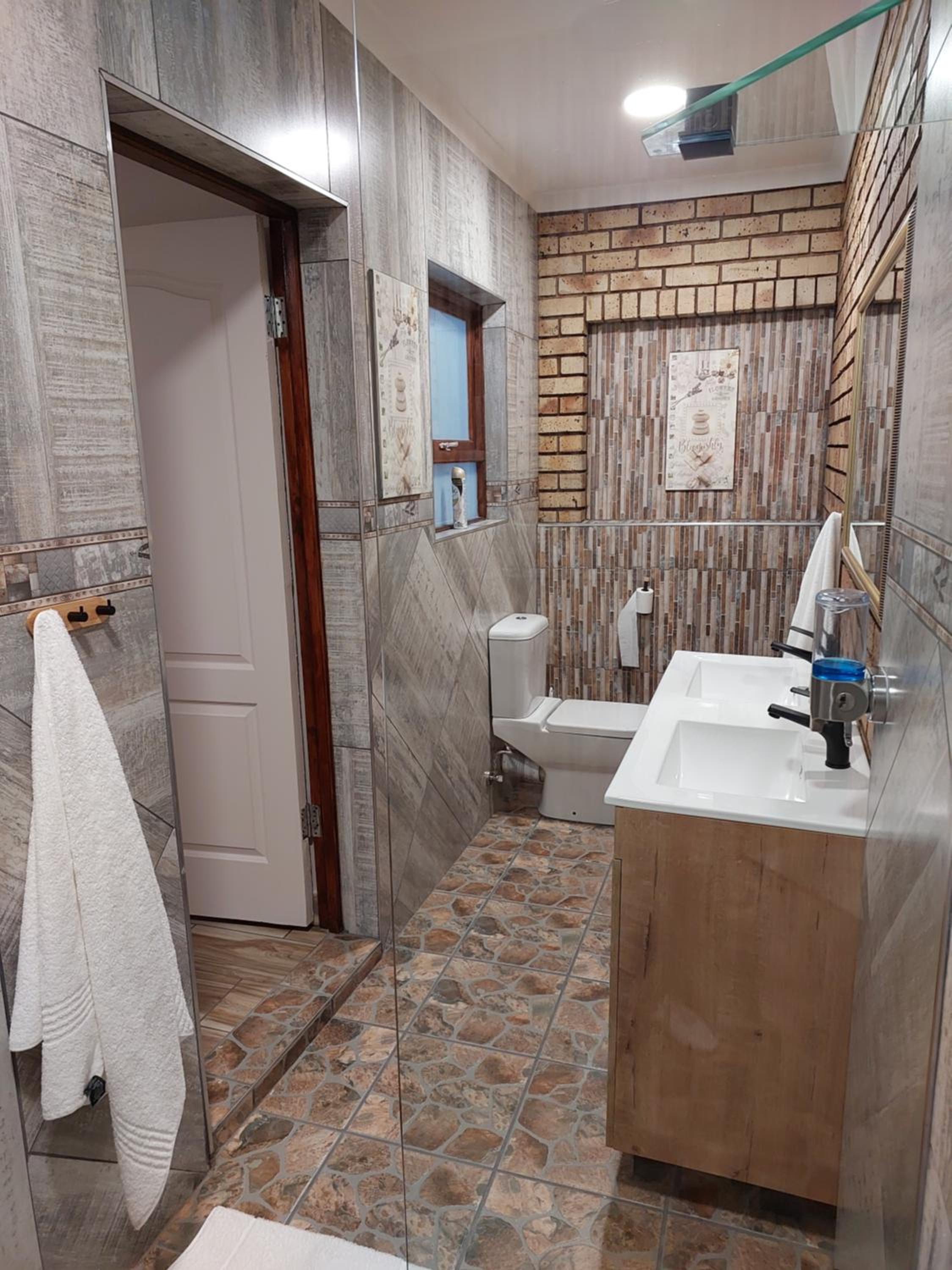 Double Room with Private Bathroom - Photo 4