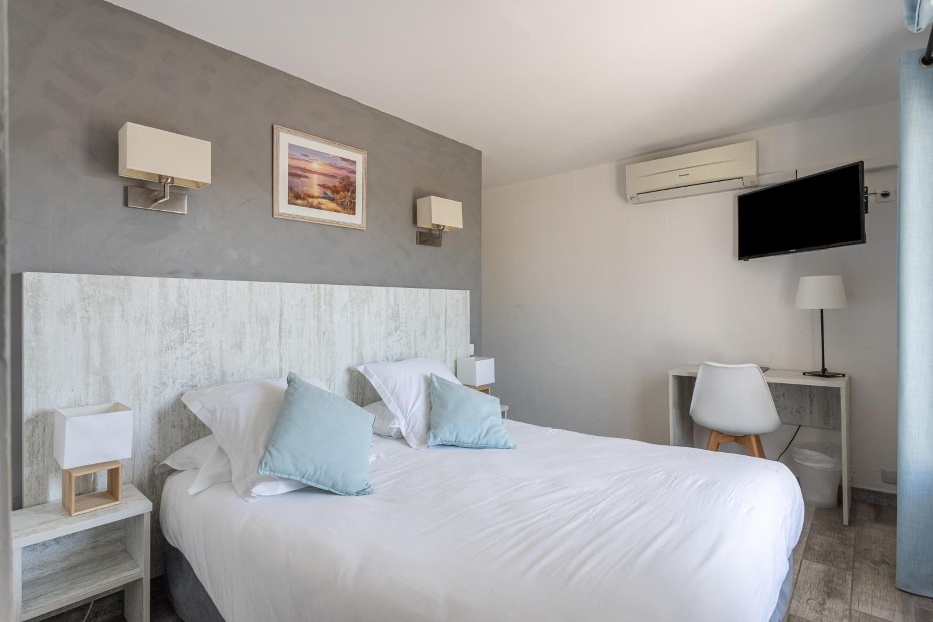 Comfort Double Room with Terrace or Balcony - Partial sea view - Photo 1