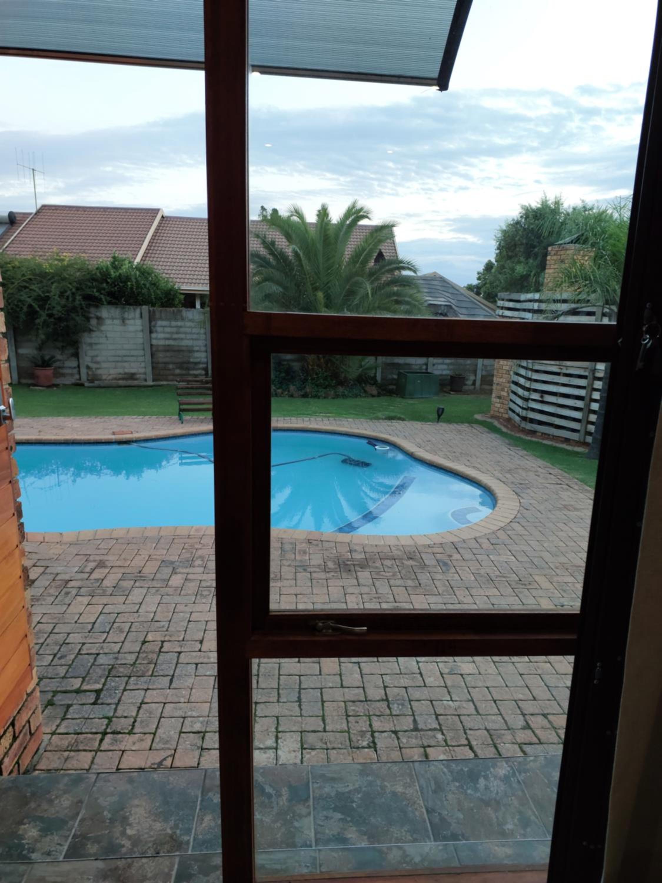 Queen Room with Pool View - Photo 7