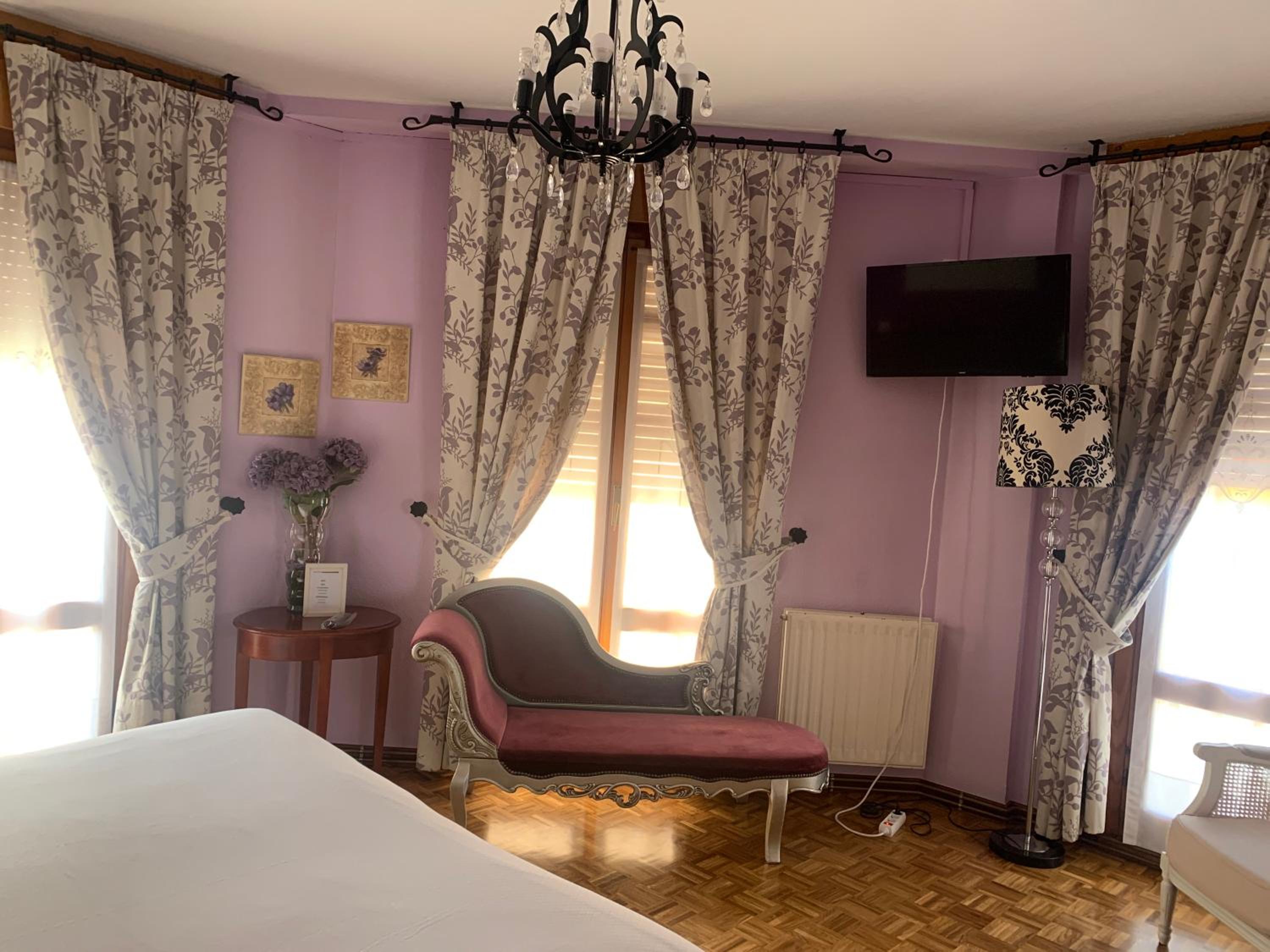Queen Room photo 2