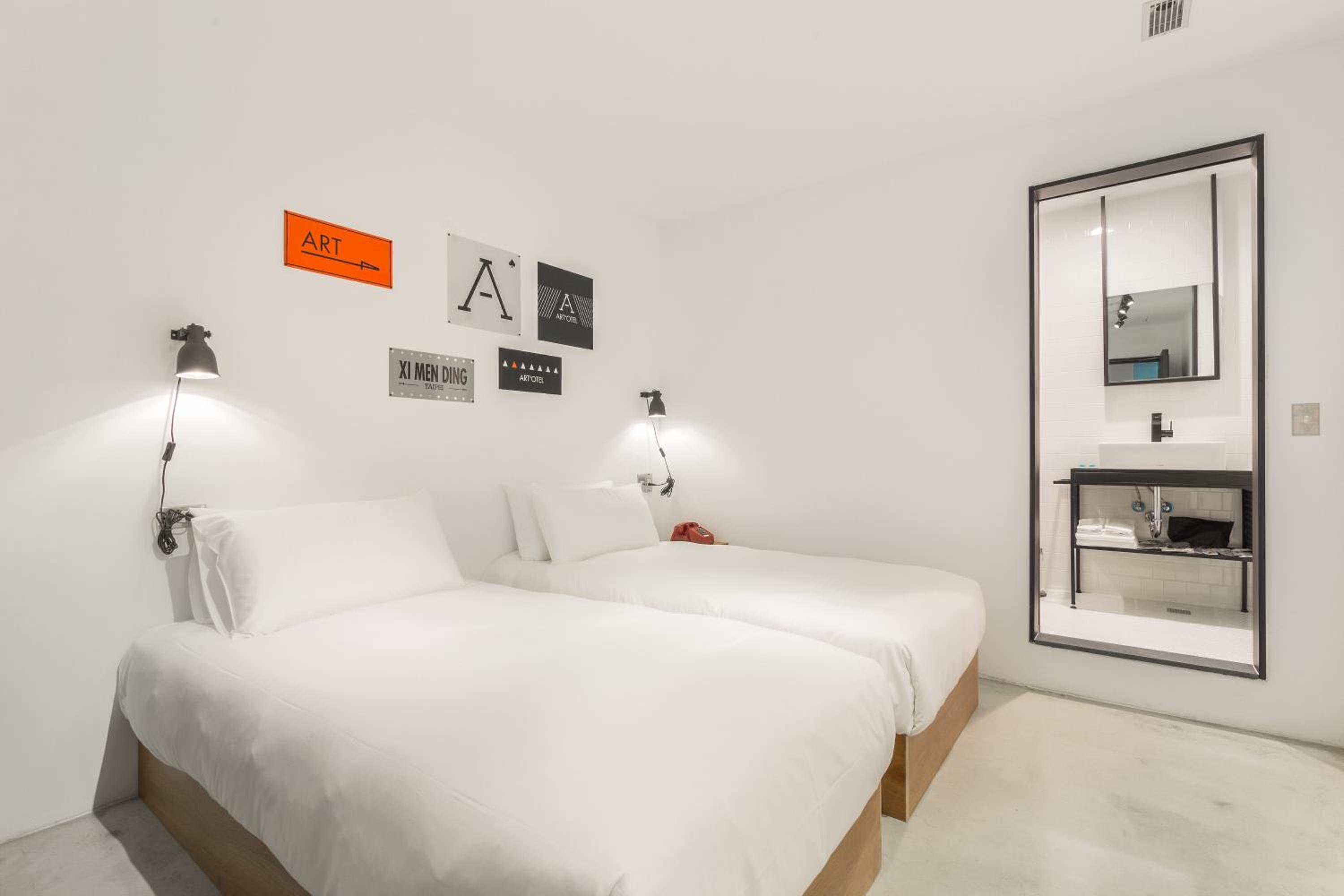 Medium Twin Room - No Window photo 1
