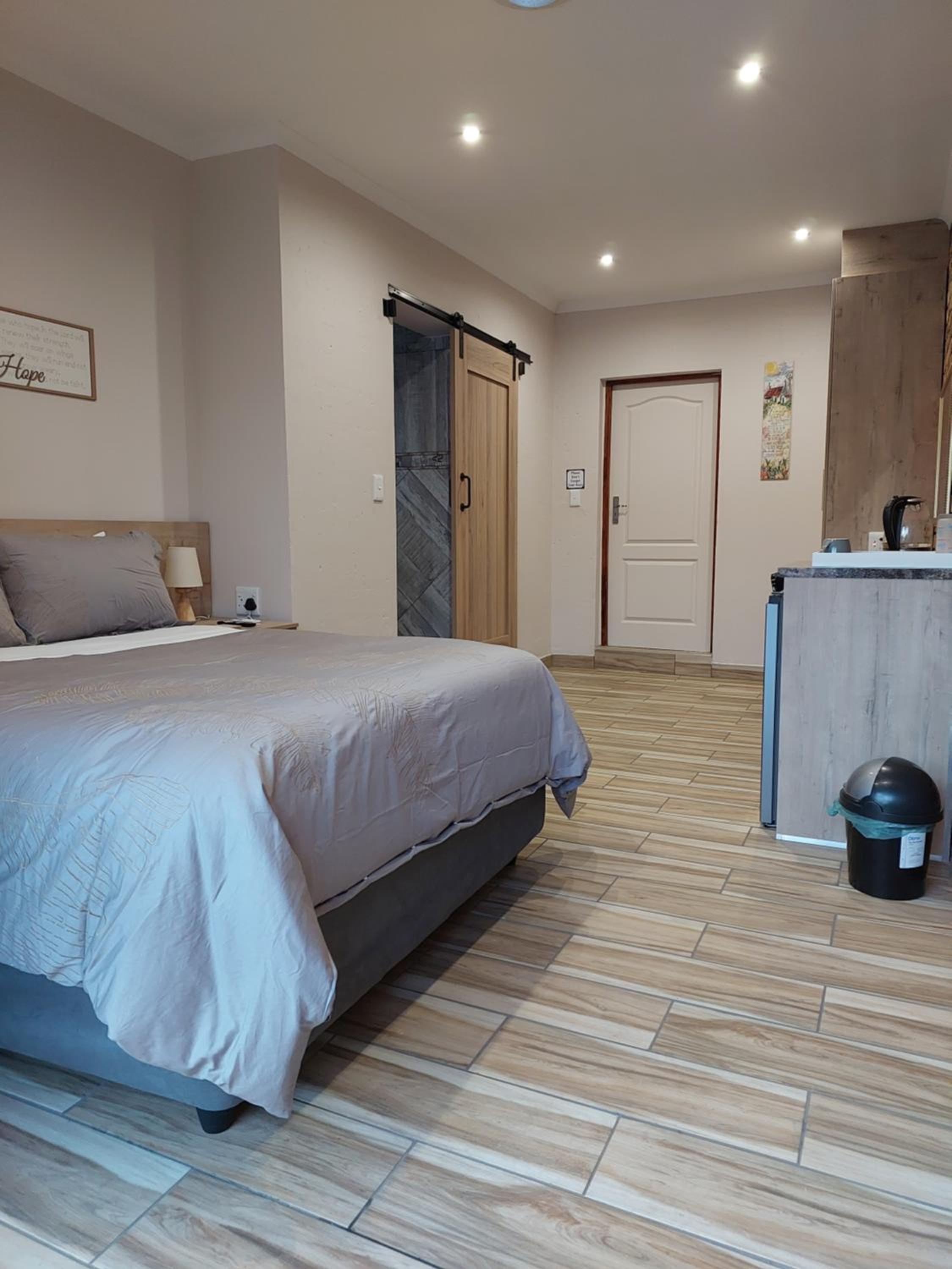 Queen Room with Pool View - Photo 1