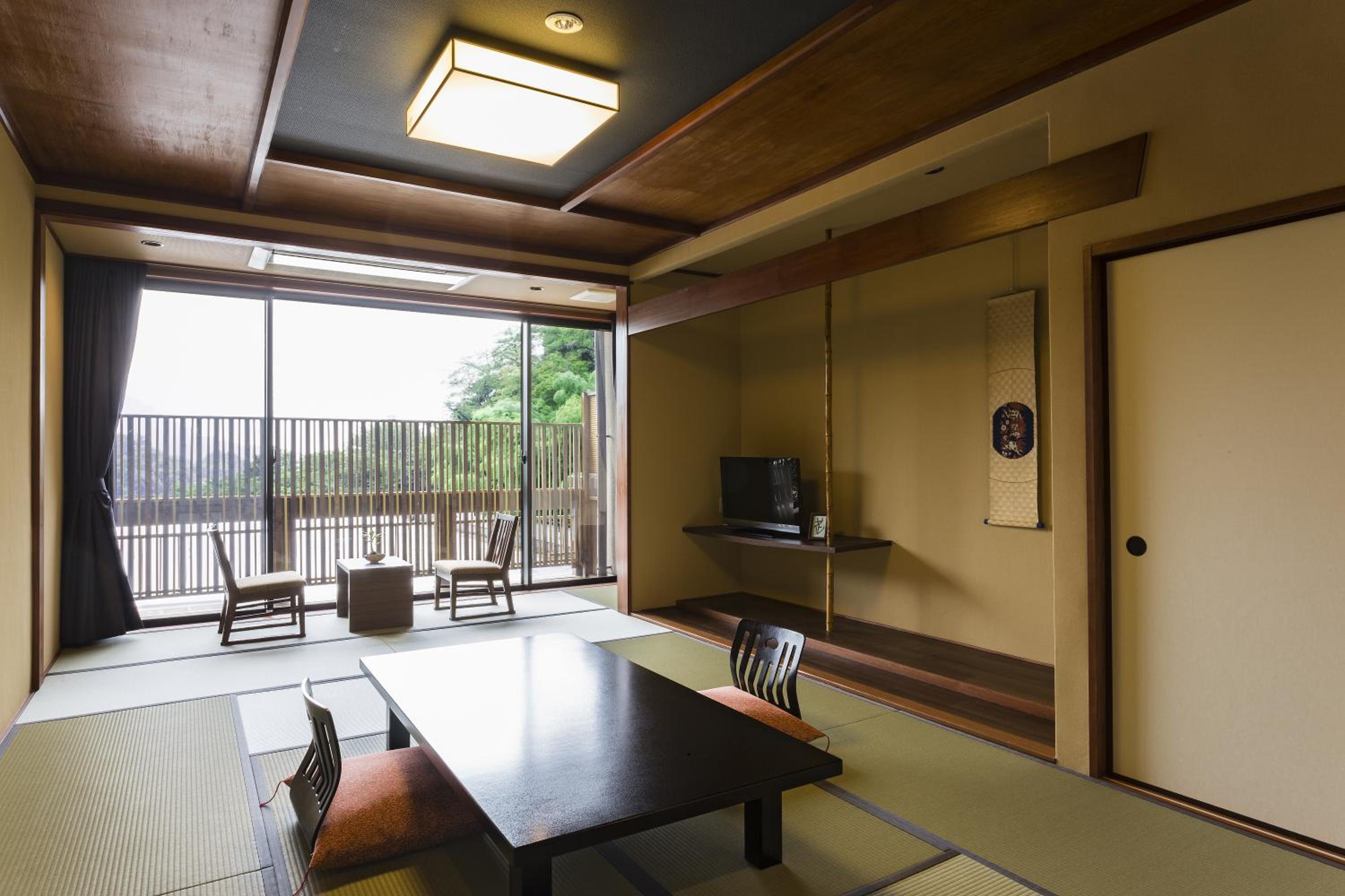 Japanese-Style Deluxe Family Room - Smoking